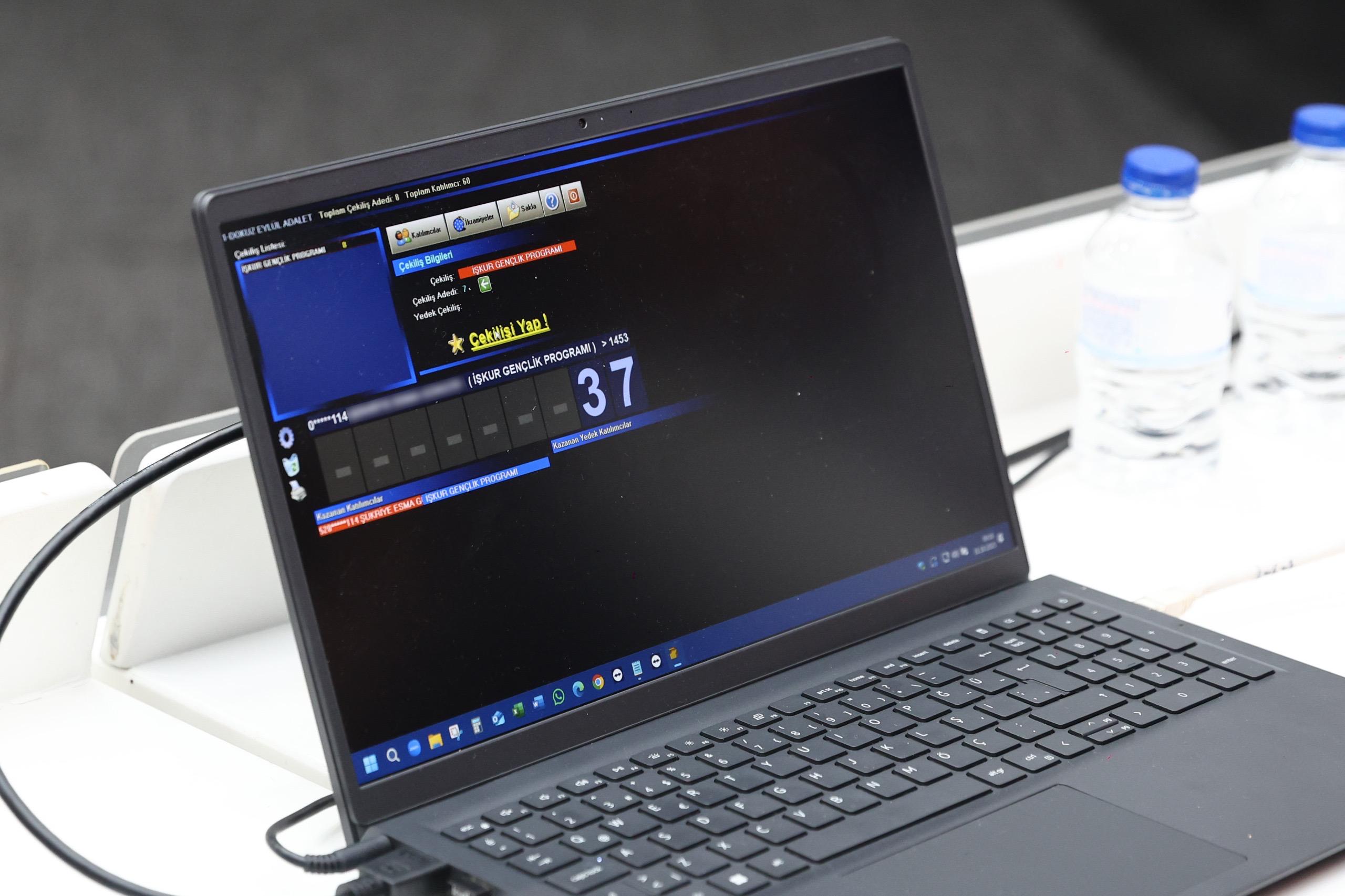 DEÜ’DE İŞKUR GENÇLİK PROGRAMI HEYECANI: 4 BİN ÖĞRENCİ İÇİN KURA ÇEKİMİ YAPILDI