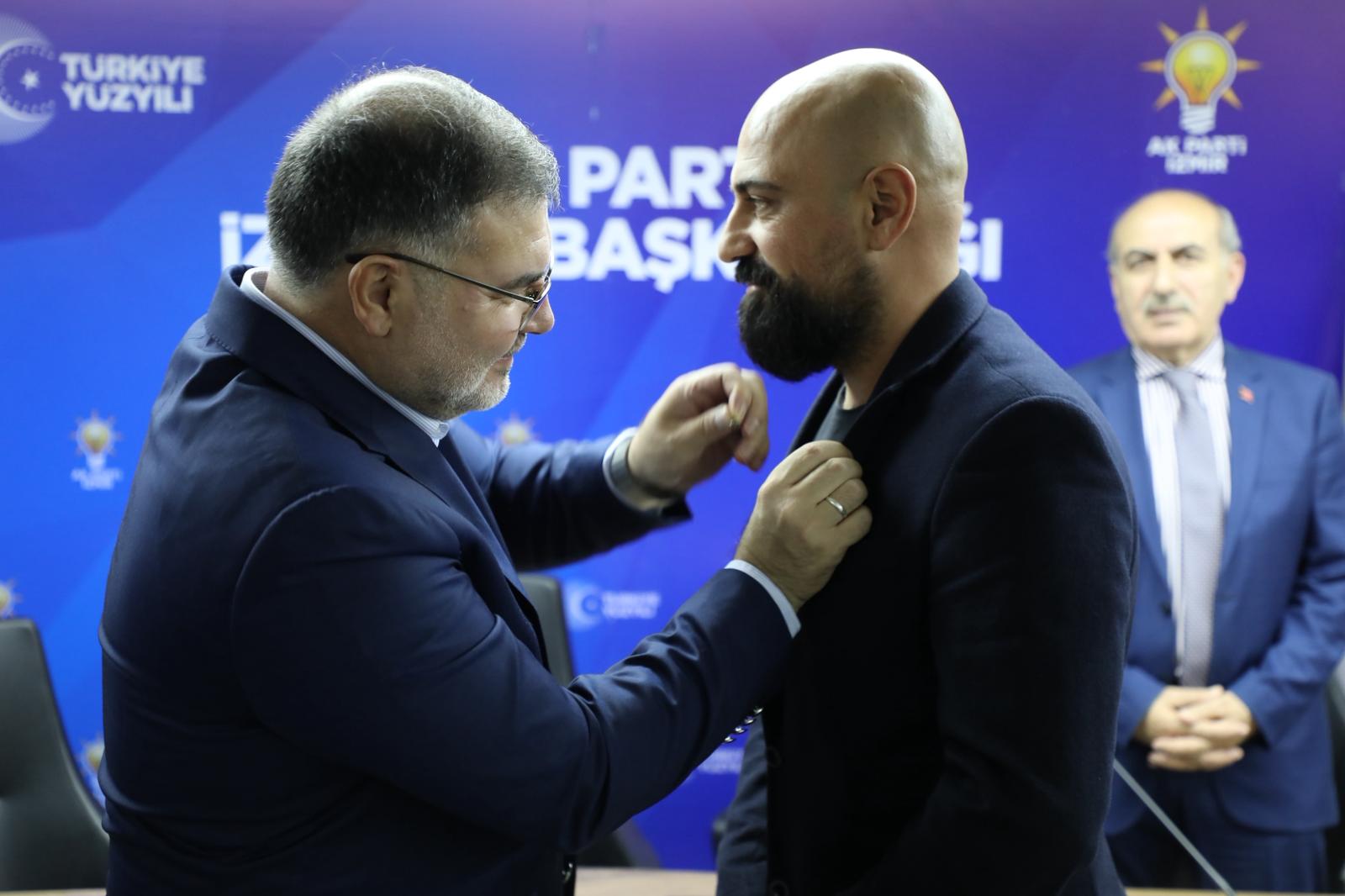 Başkan Saygılı, AK Parti'nin iktidara gelişinin yıldönümünde rozetleri taktı!