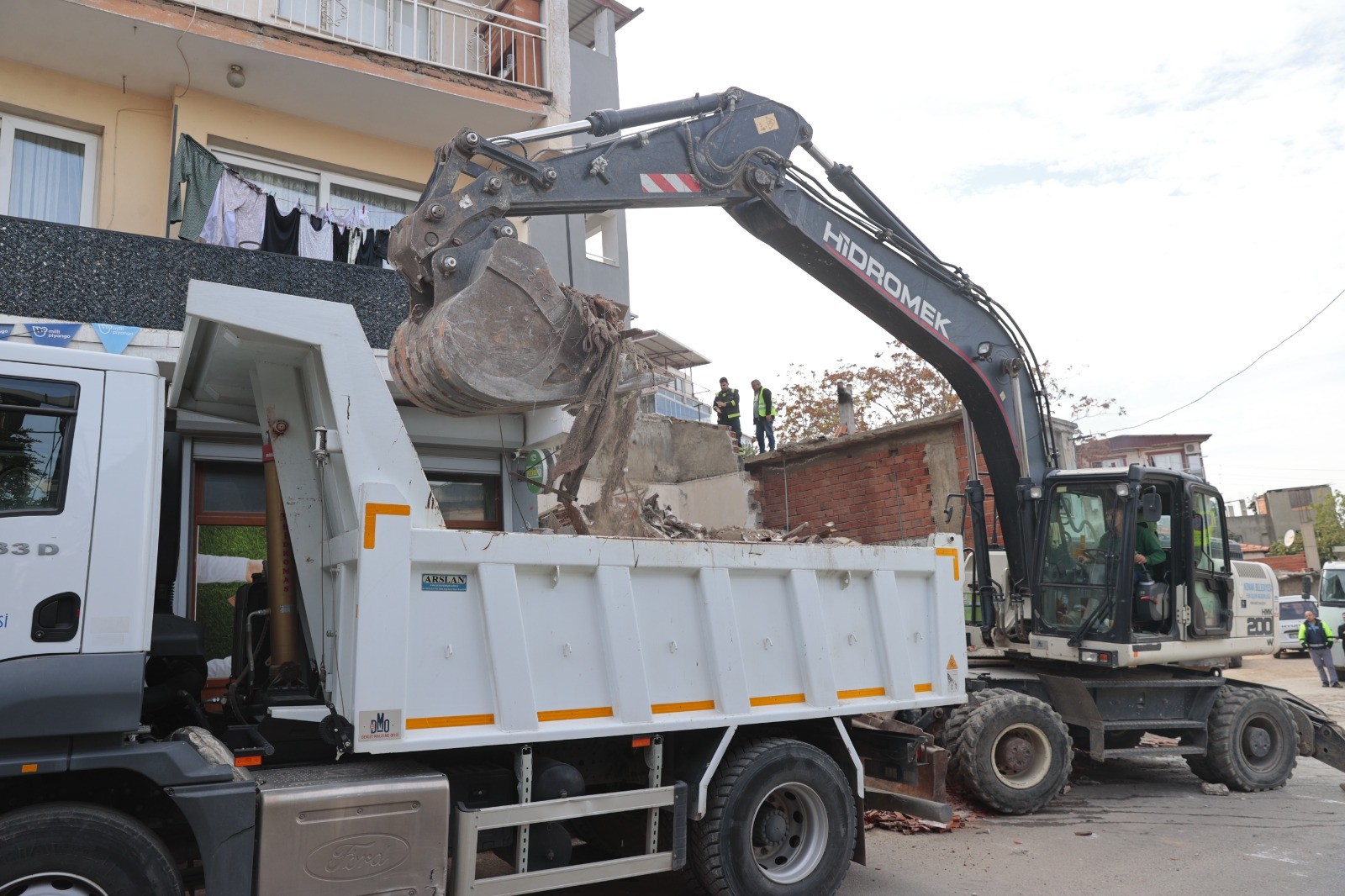 Konak’ta metruk yapıların yıkımı devam ediyor