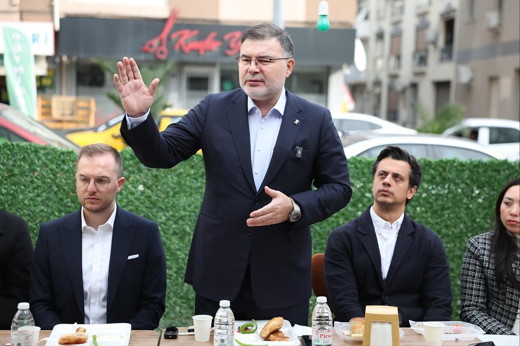 AK Parti İzmir İl Başkanı Saygılı, Karabağlar’daki Genç Esnaflarla Buluştu