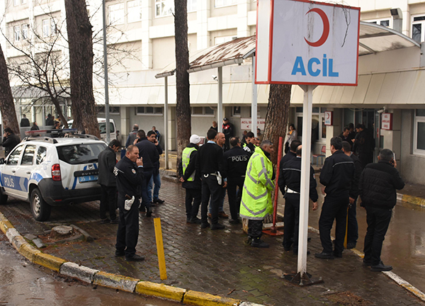 Polis memuru silahını temizlerken vurdu