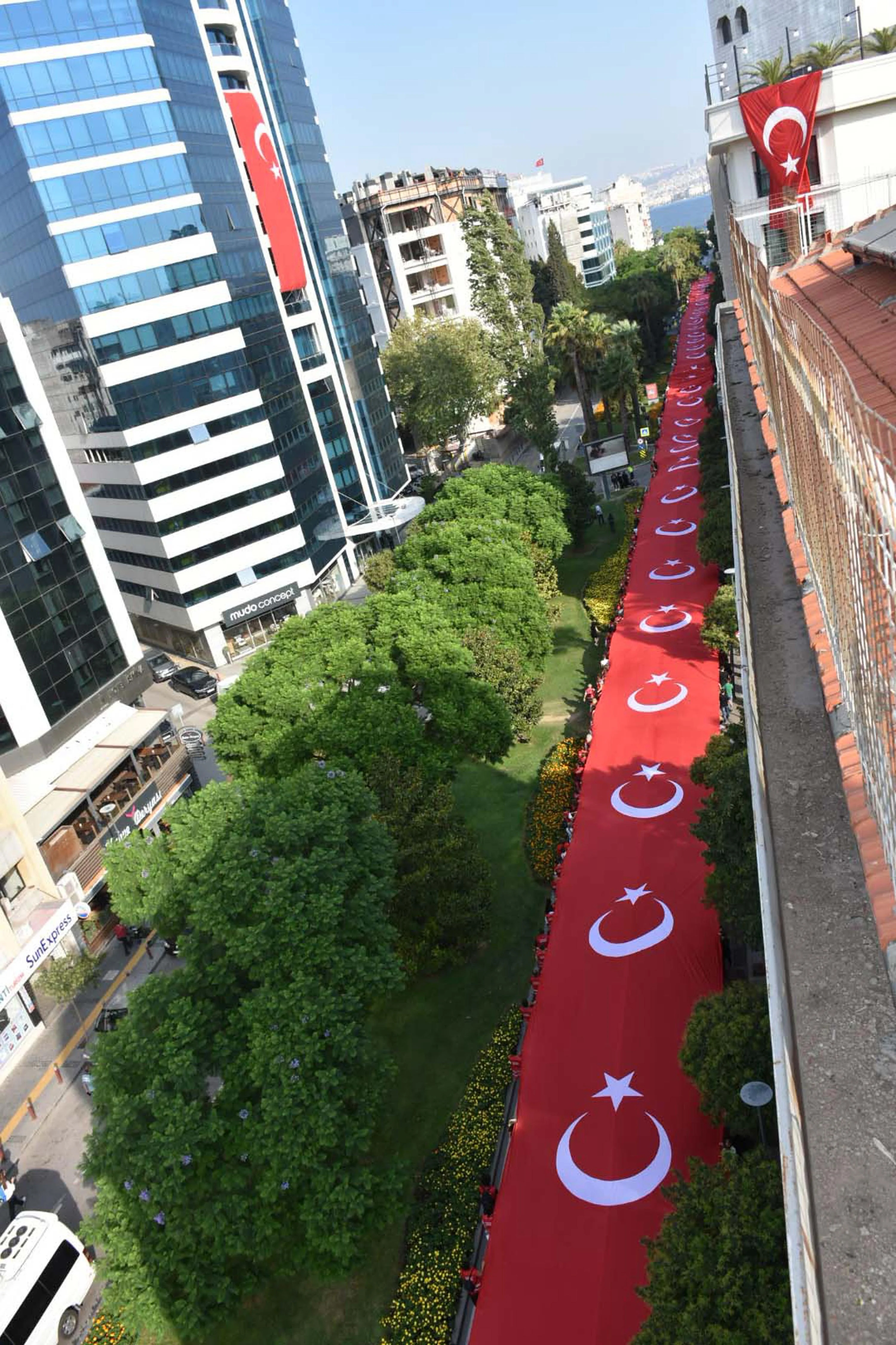 İzmir'de 350 metrelik dev Türk bayrağı ile Zafer Yürüyüşü