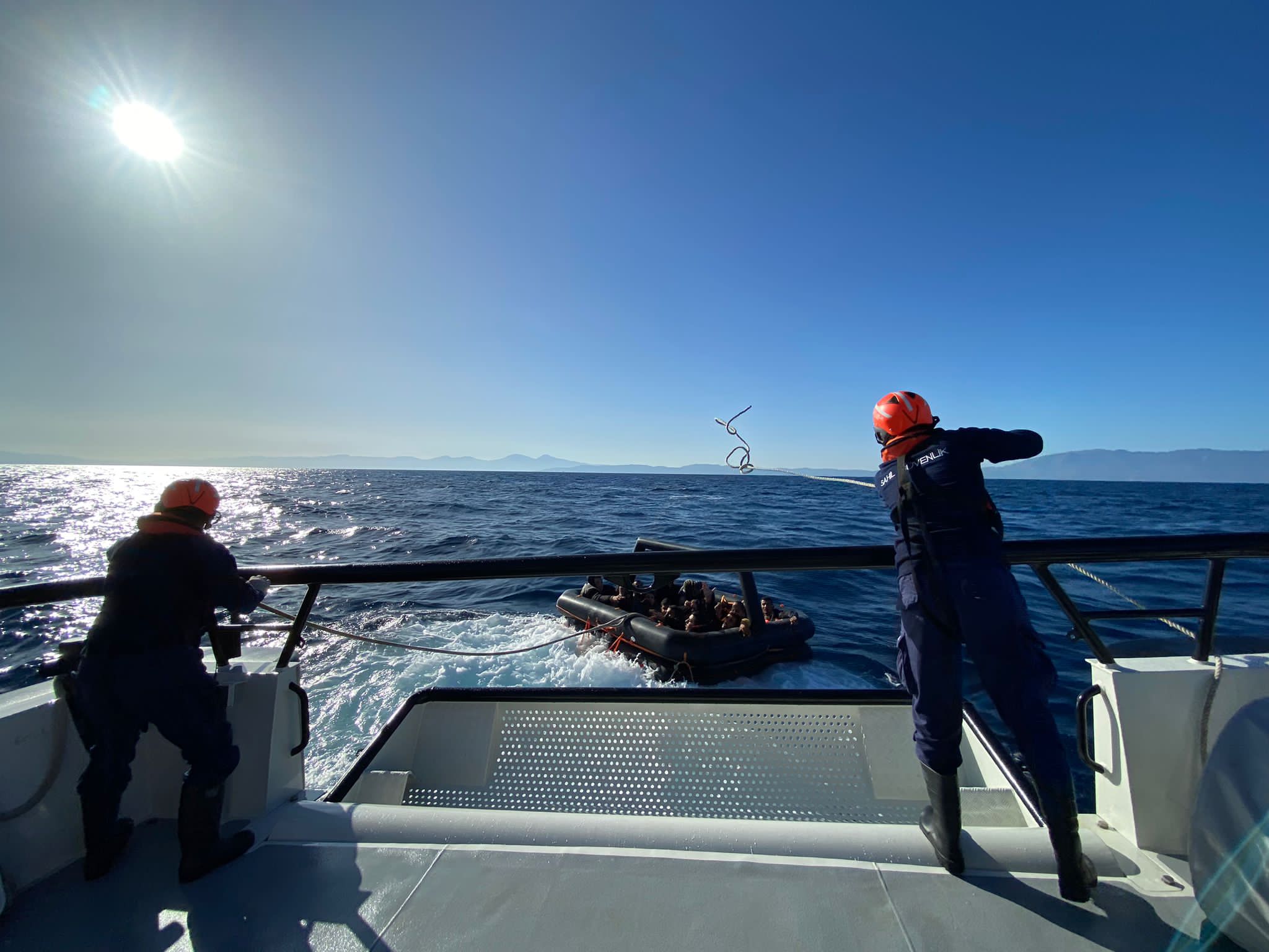 İzmir açıklarında 99 düzensiz göçmen kurtarıldı, 75 göçmen yakalandı