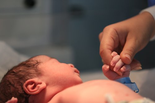 İzmir Şehir Hastanesi'nin ilk bebeği doğdu