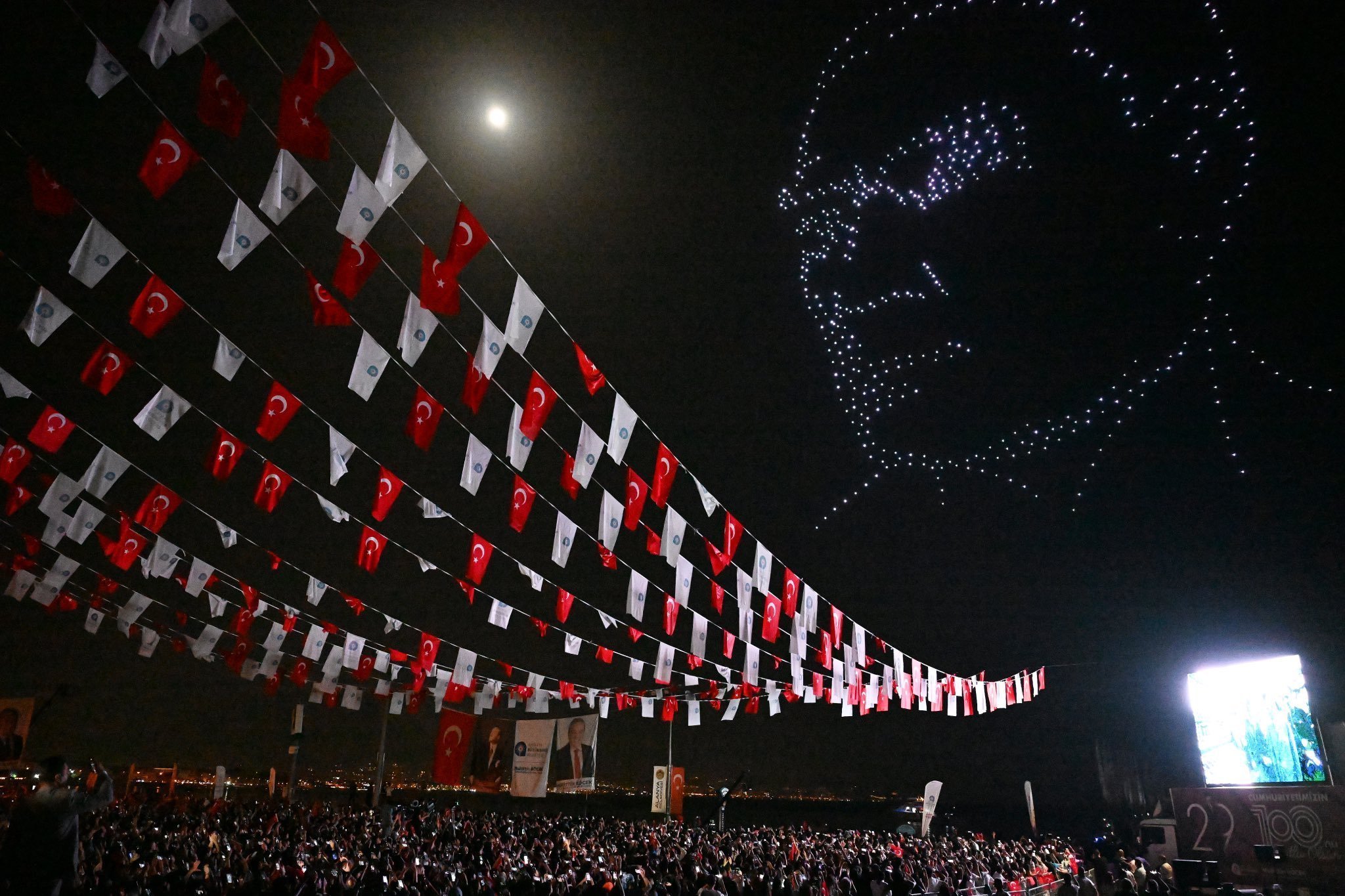 Alanya'da drone ile Atatürk portresi oluşturuldu.