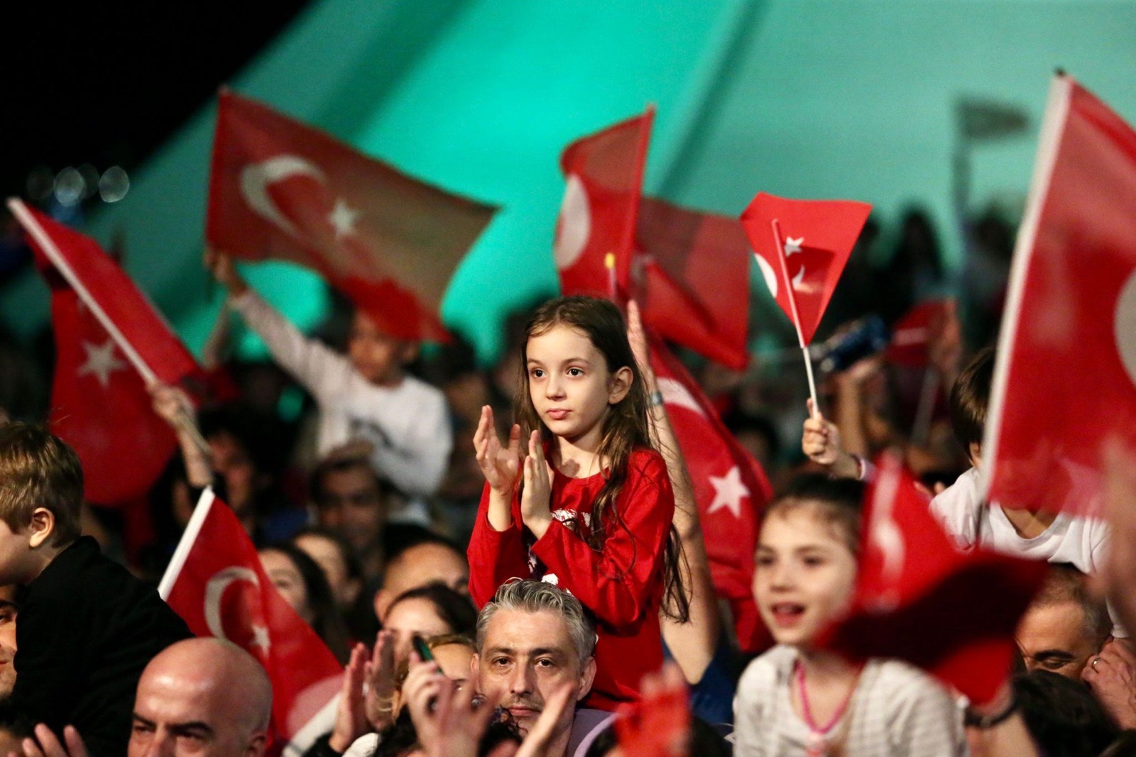 Karşıyakalılar Cumhuriyet aşkıyla sokaklara döküldü