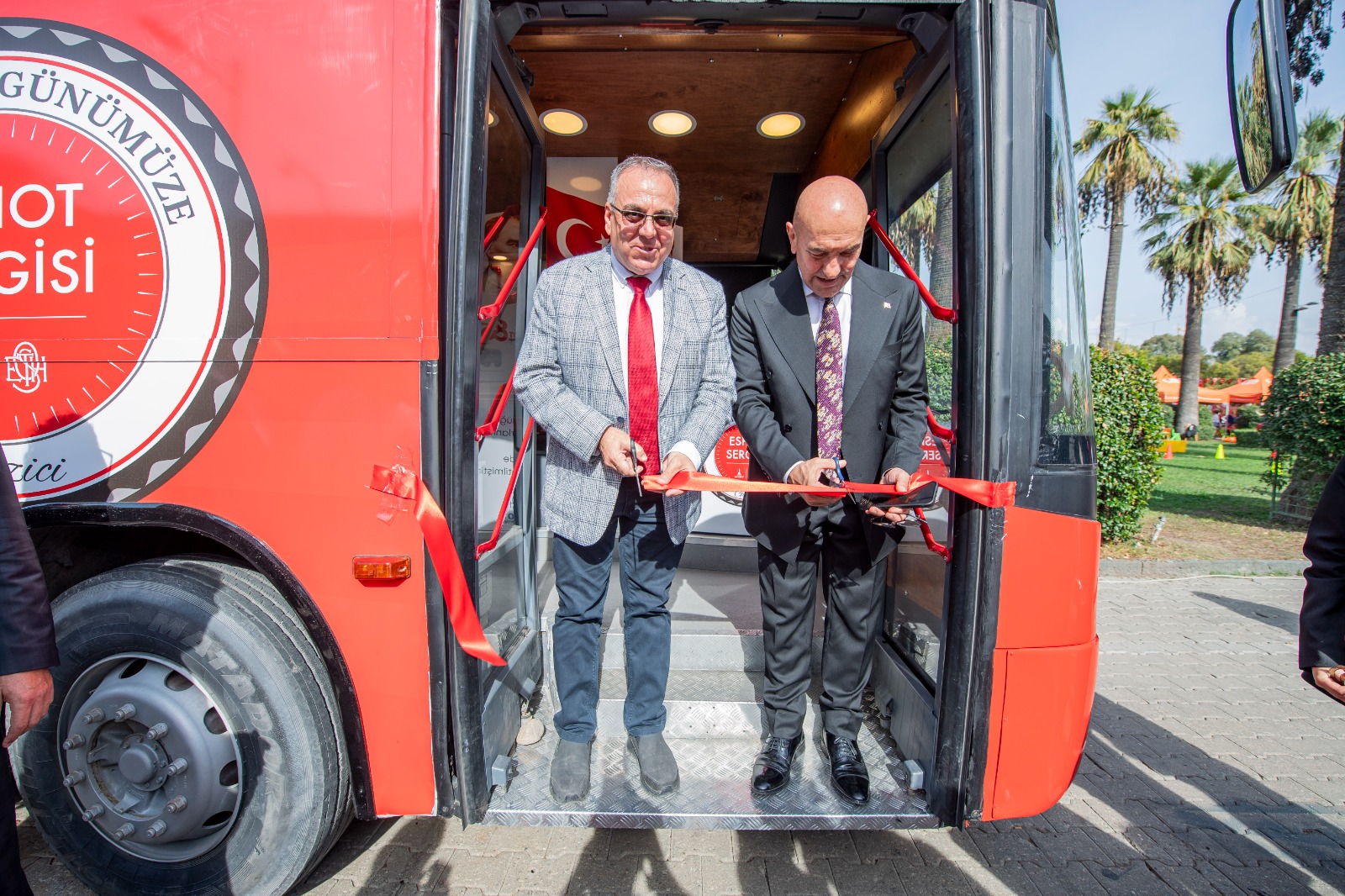 ESHOT’tan Cumhuriyet’in 100. yılına özel gezici sergi