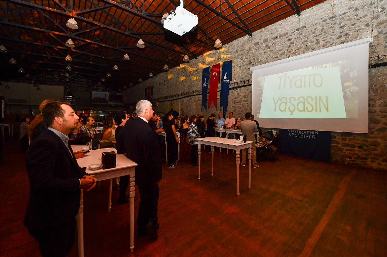 İzmir’de tiyatro şöleni yaşandı