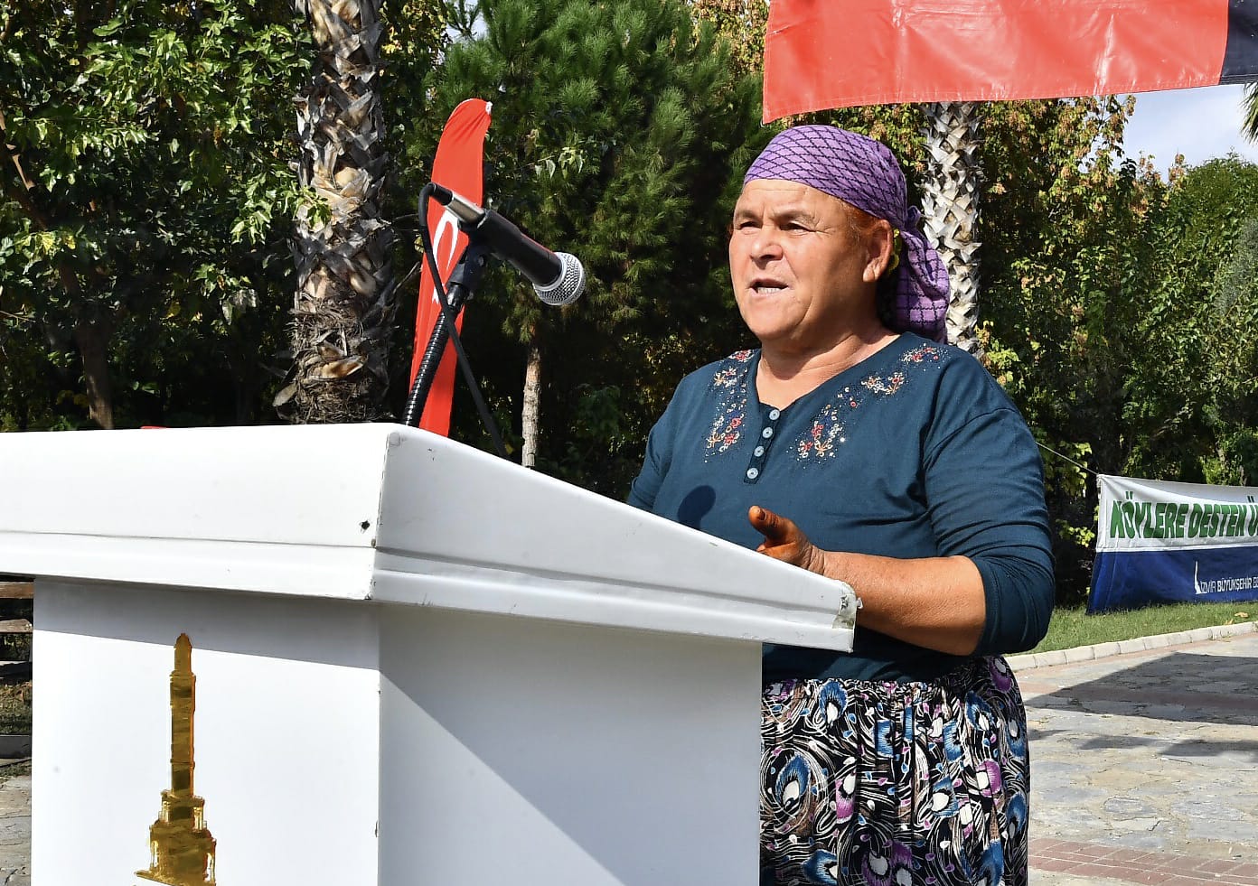 Ödemişli üreticiye küçükbaş hayvan ve yem bitkisi tohumu dağıtıldı