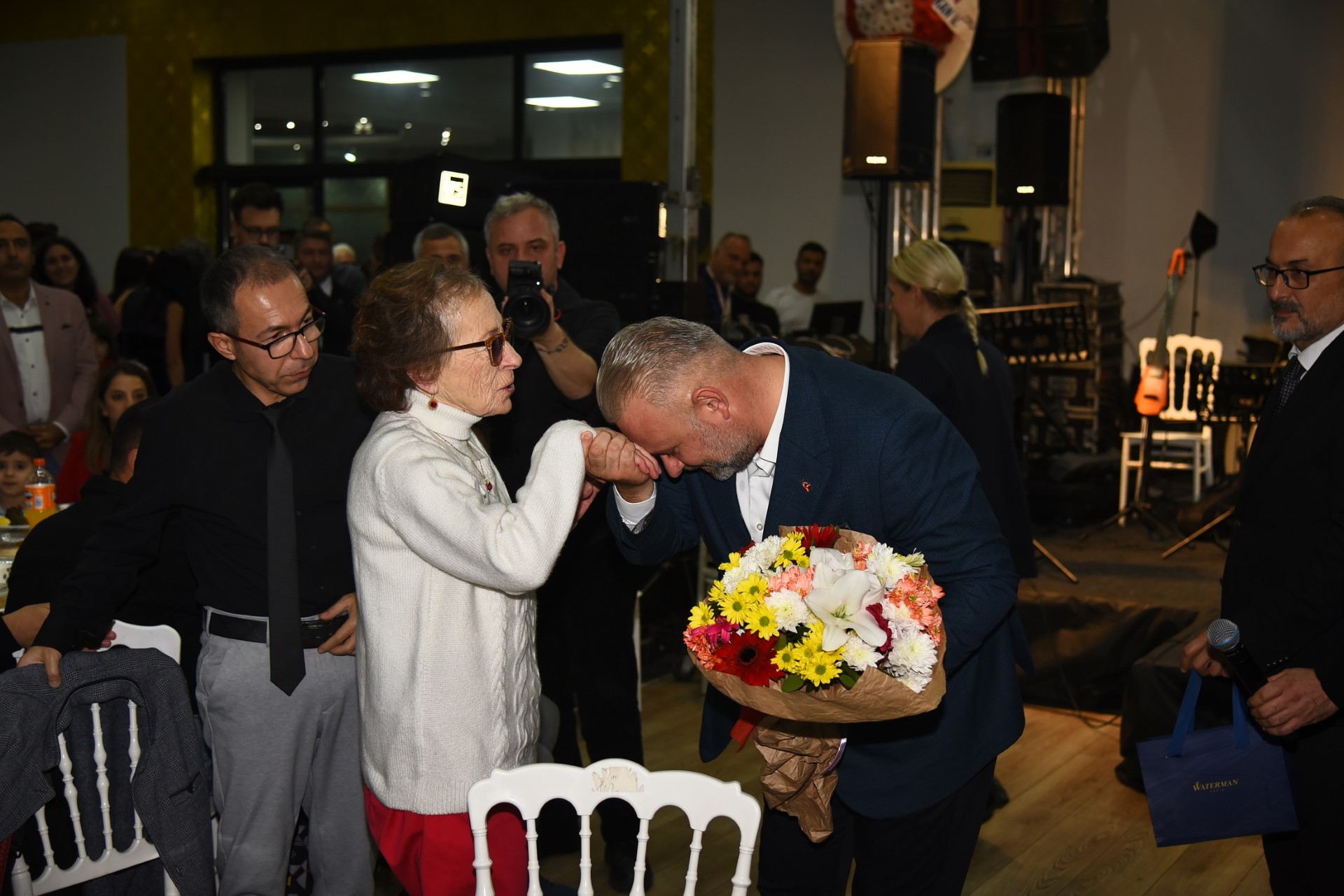 MENEMEN'DE ÖĞRETMENLER GÜNÜ İÇİN UNUTULMAZ GECE