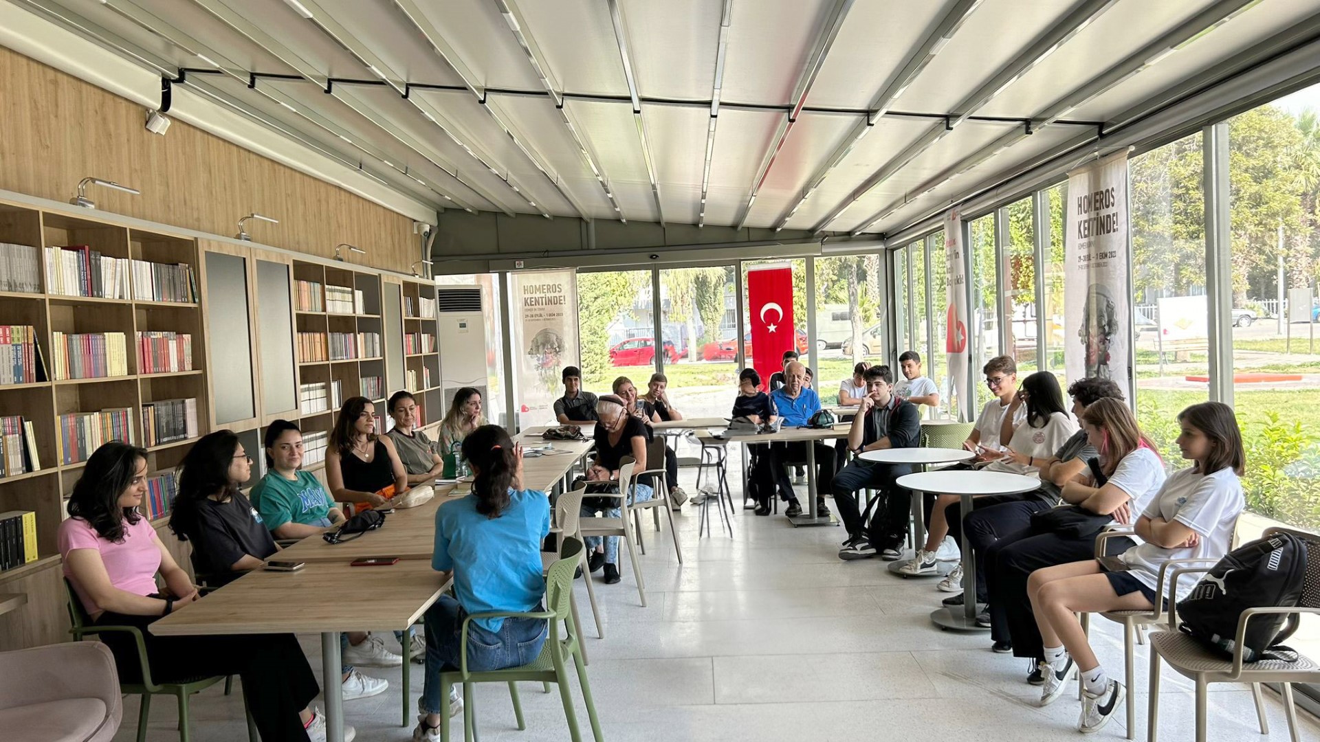 Öğretmen Başkan’dan Bayraklı’ya 6 Kitap Kafe