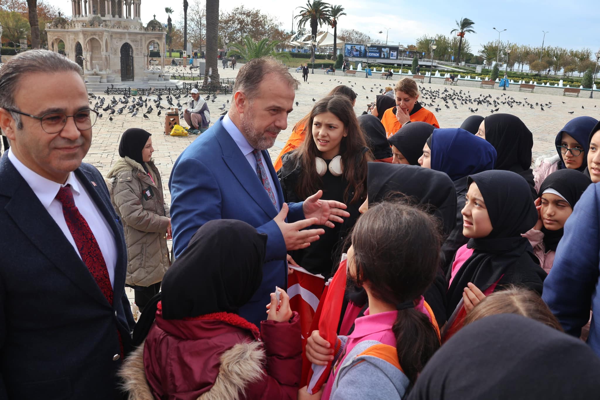 Milli Eğitim Bakan Yardımcısı Şamlıoğlu, İzmir Konak Meydanı'nda Filistin'e Destek Yürüyüşünde Öğrencilerle Buluştu
