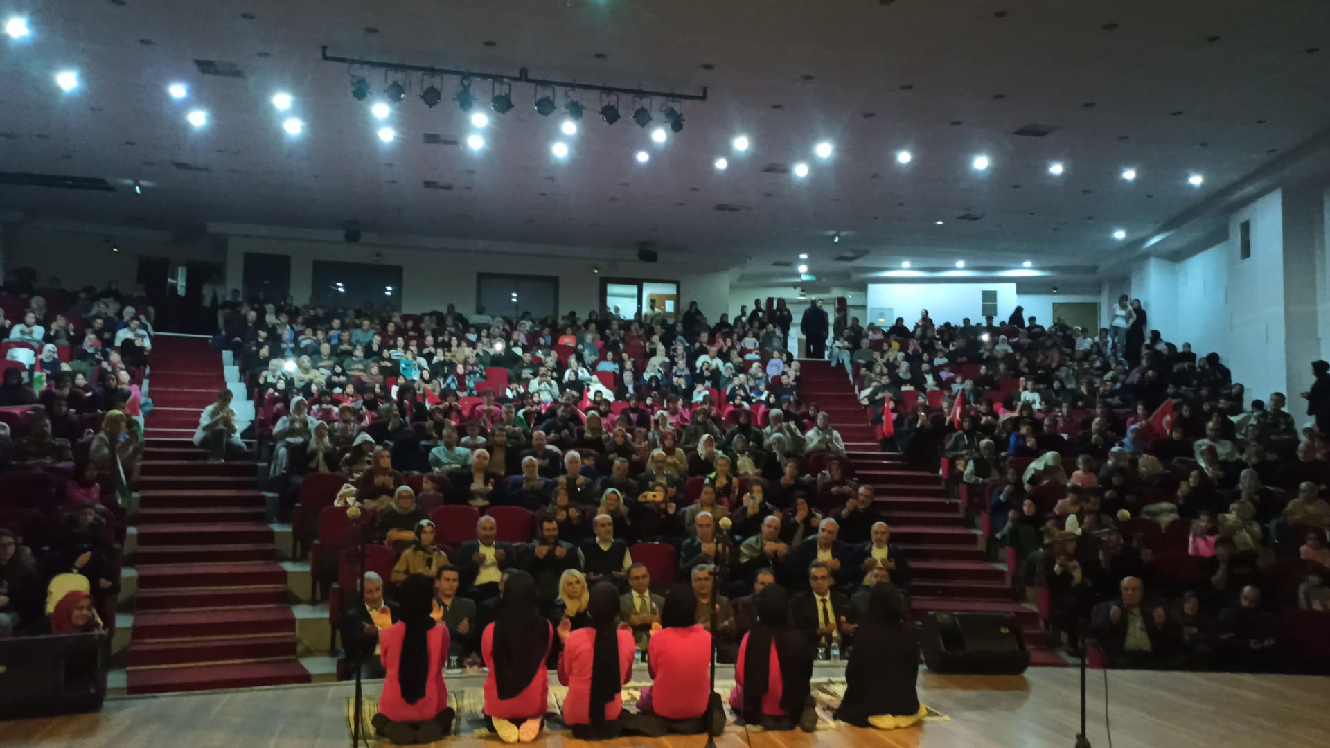 Milli Eğitim Bakan Yardımcısı Şamlıoğlu, İzmir Konak Meydanı'nda Filistin'e Destek Yürüyüşünde Öğrencilerle Buluştu