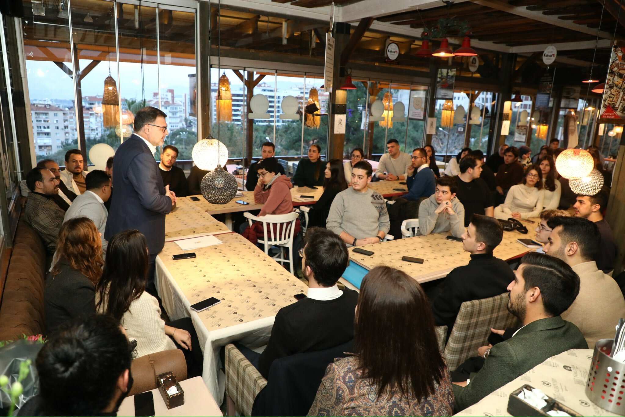 Üniversiteli gençler sordu, AK Parti İzmir İl Başkanı yanıtladı