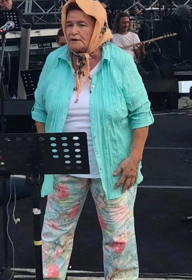 Selda Bağcan'ın konser öncesi giydiği kıyafet herkesi şaşırttı