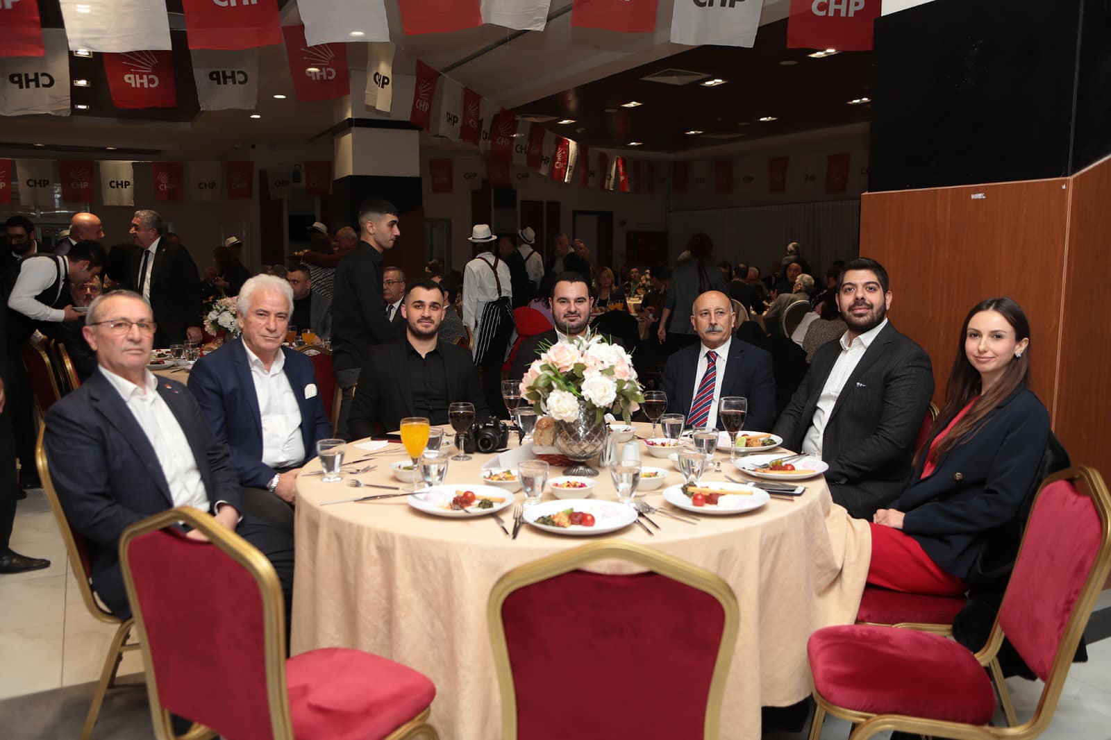 CHP Karabağlar İlçe Başkanlığı'ndan dayanışma yemeği