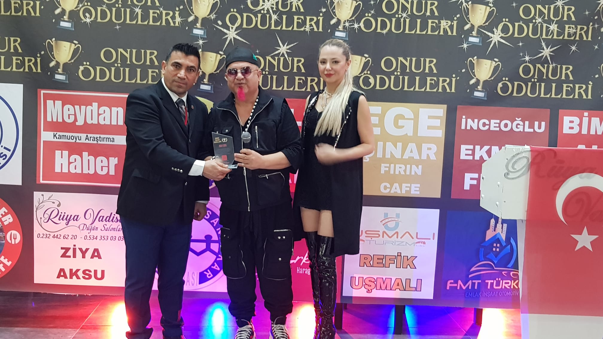 Sanatçı Mikrop Hikmet Onur Ödülü'ne layık görüldü