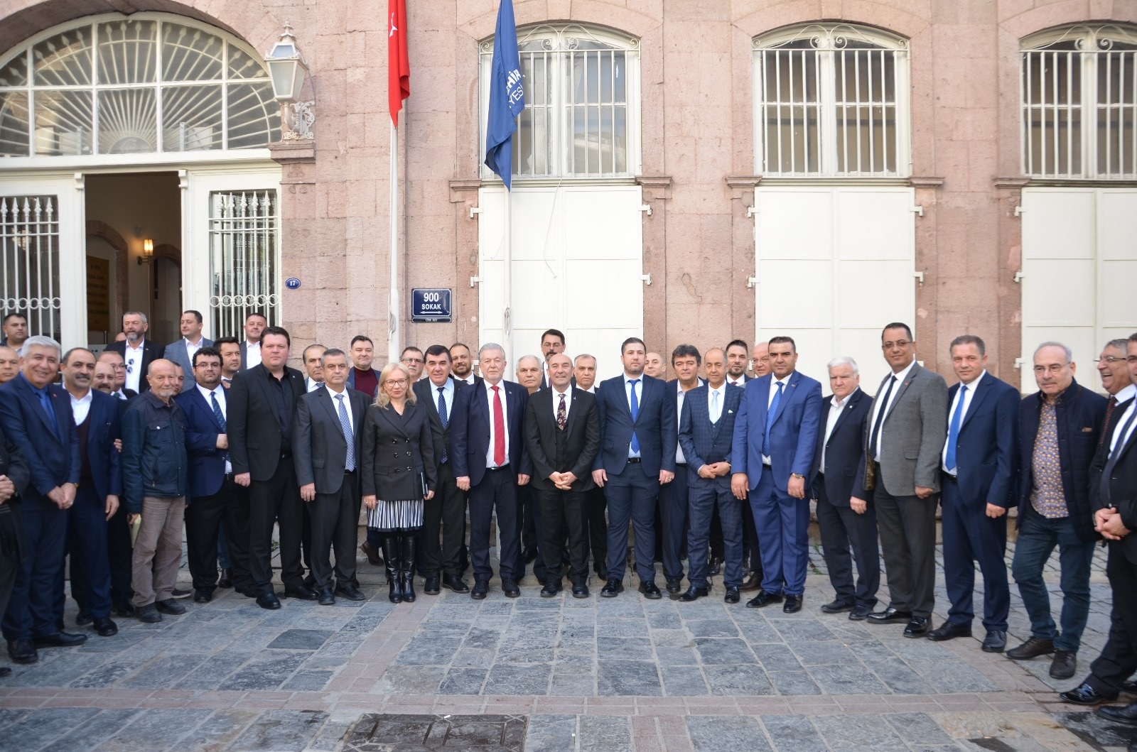 İzmir Esnaf ve Sanatkârlar Odaları Birliği’nin 25 yıllık sorunu çözüldü