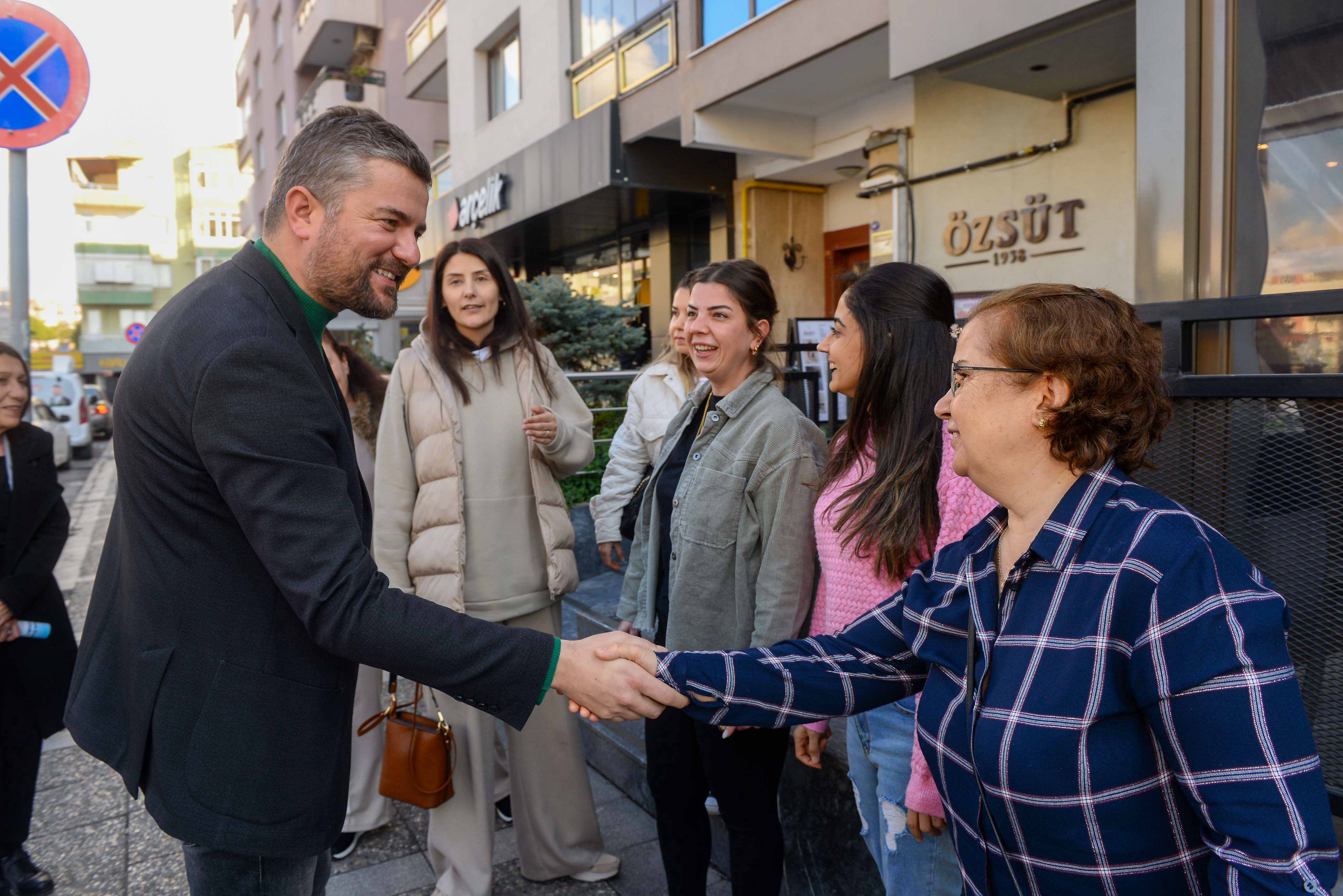 CHP Buca Belediye Başkan adayı Görkem Duman, esnafı ziyaret etti