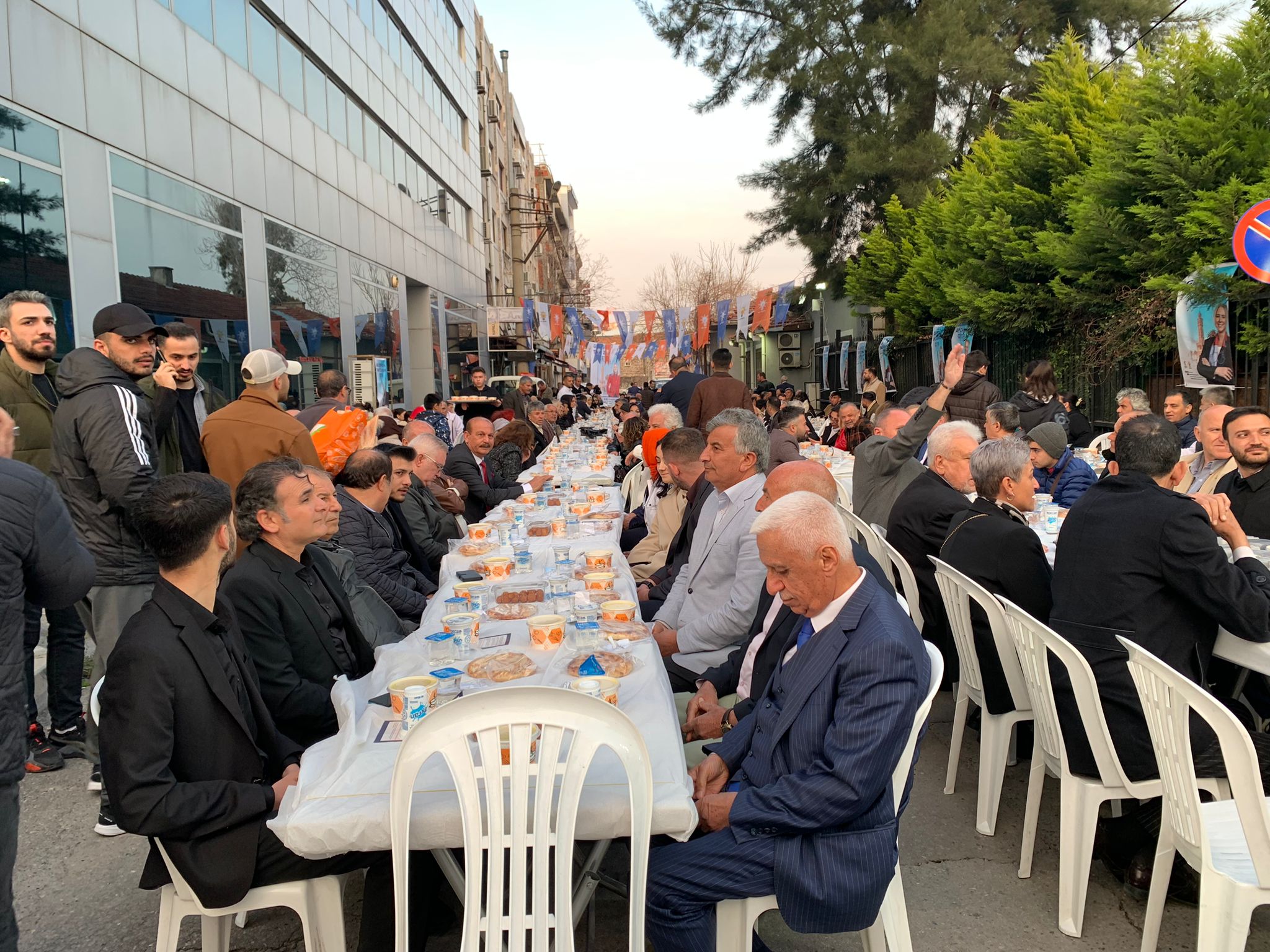 AK Parti Konak adayı Çankırı, Basmane iftar programında vatandaşlarla bir araya geldi
