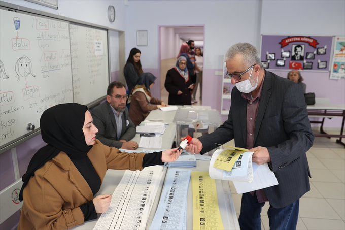 Türkiye sandık başında! Oy verme işlemi başladı