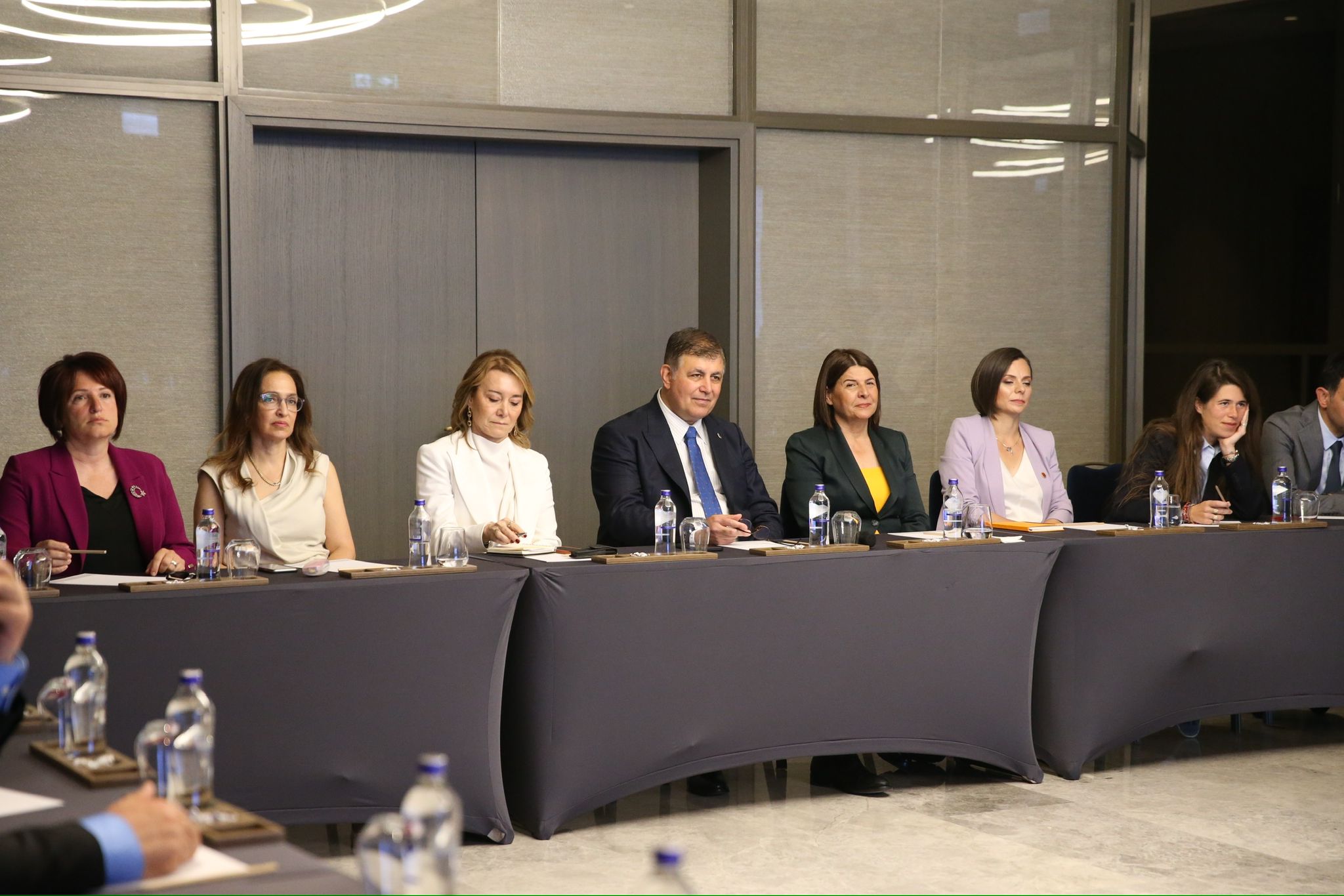 Başkan Tugay ilçe belediye başkanlarıyla toplantı yaptı