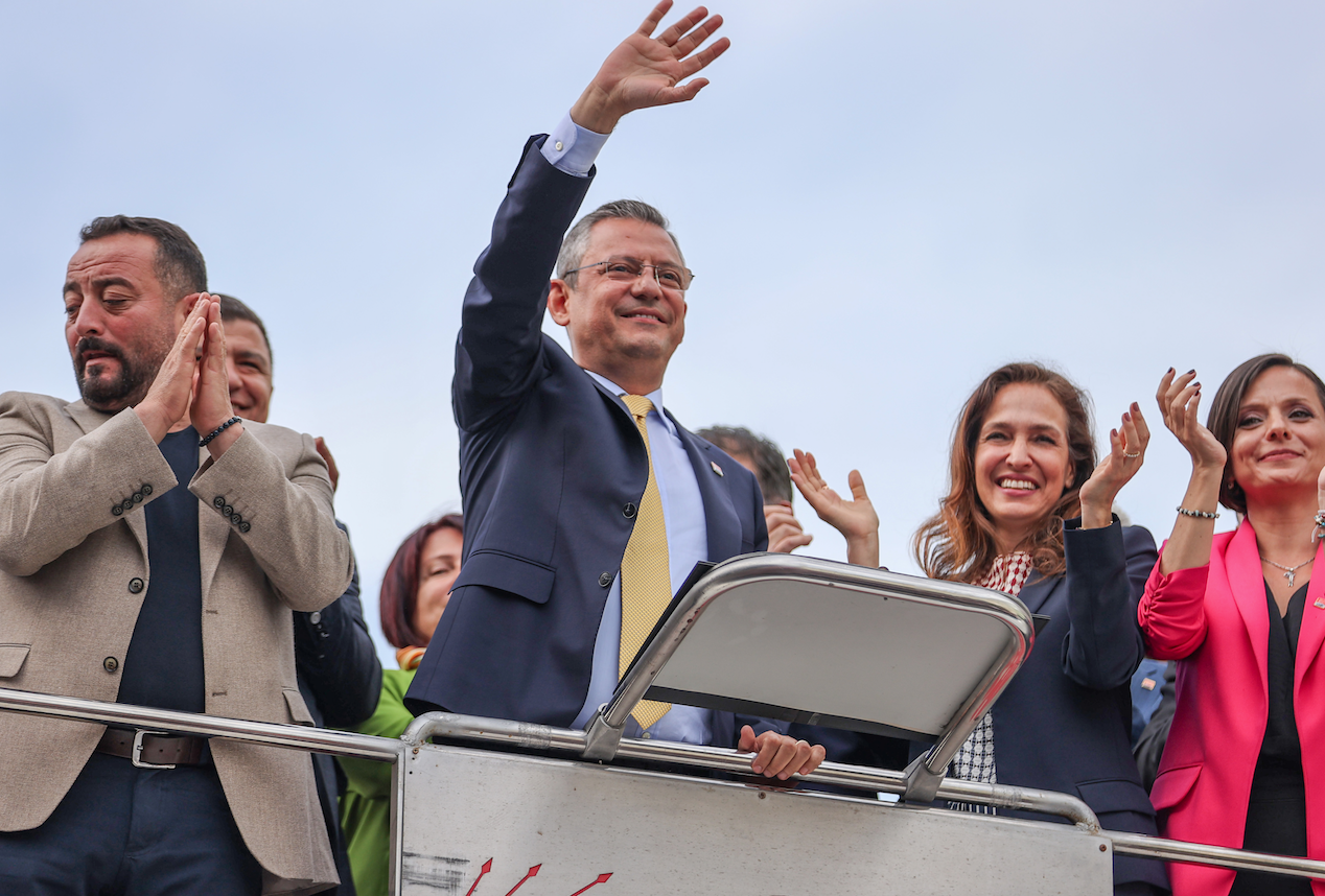 CHP Lideri Özel İzmirlilerle zaferi kutladı