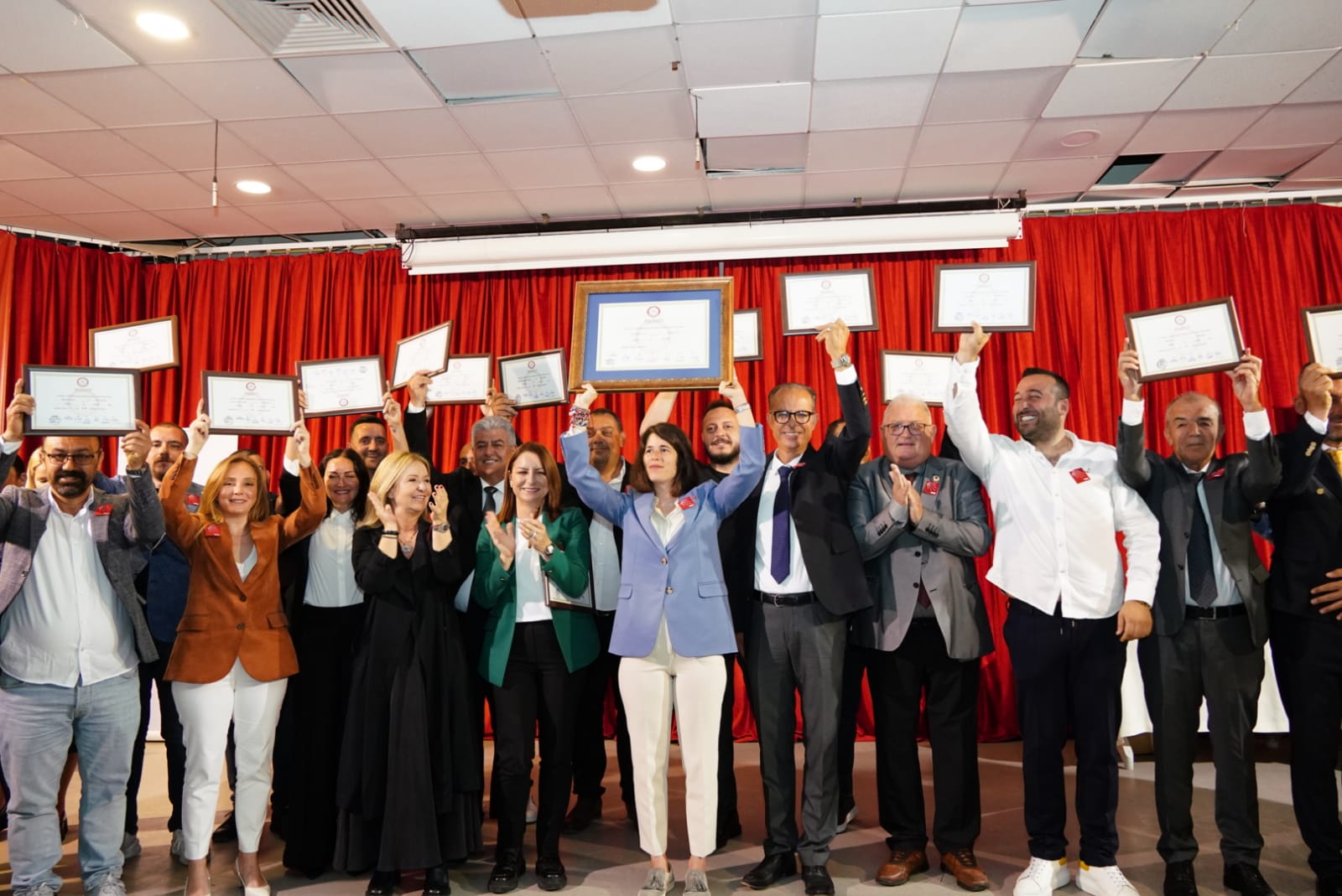 Çeşme'nin ilk kadın başkanı Lal Denizli mazbatayı aldı