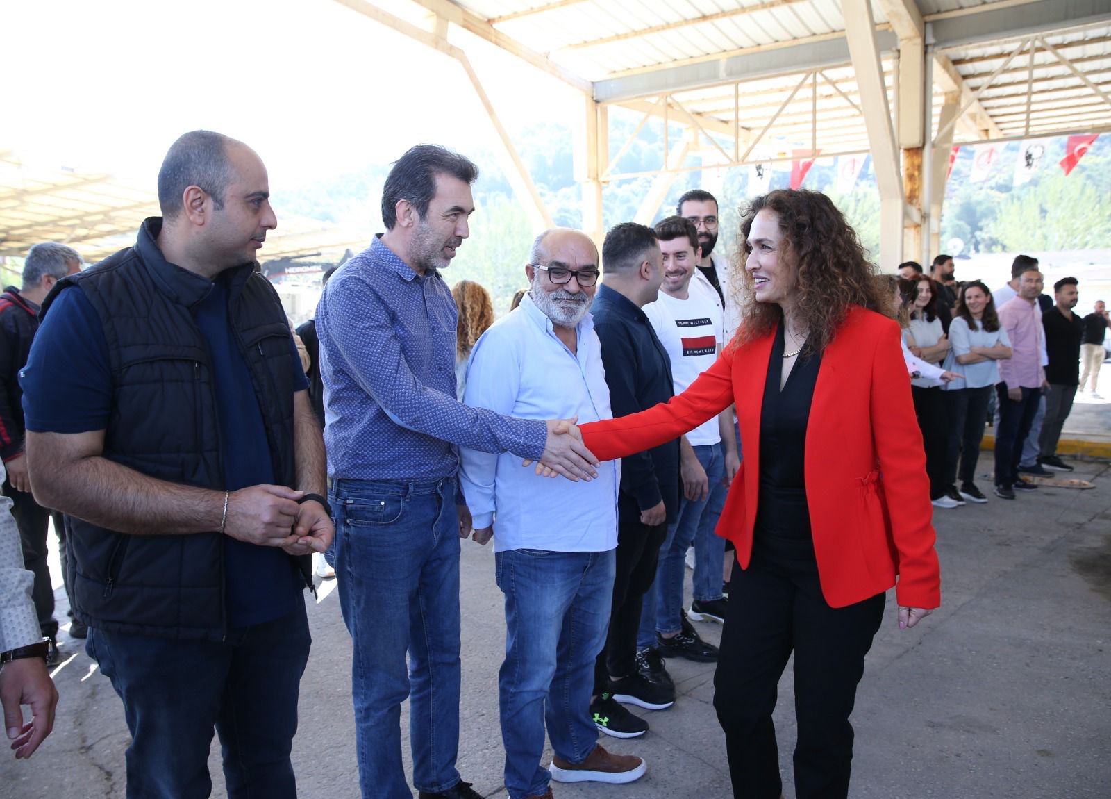 Karşıyaka’da seçim ve bayrama çifte kutlama