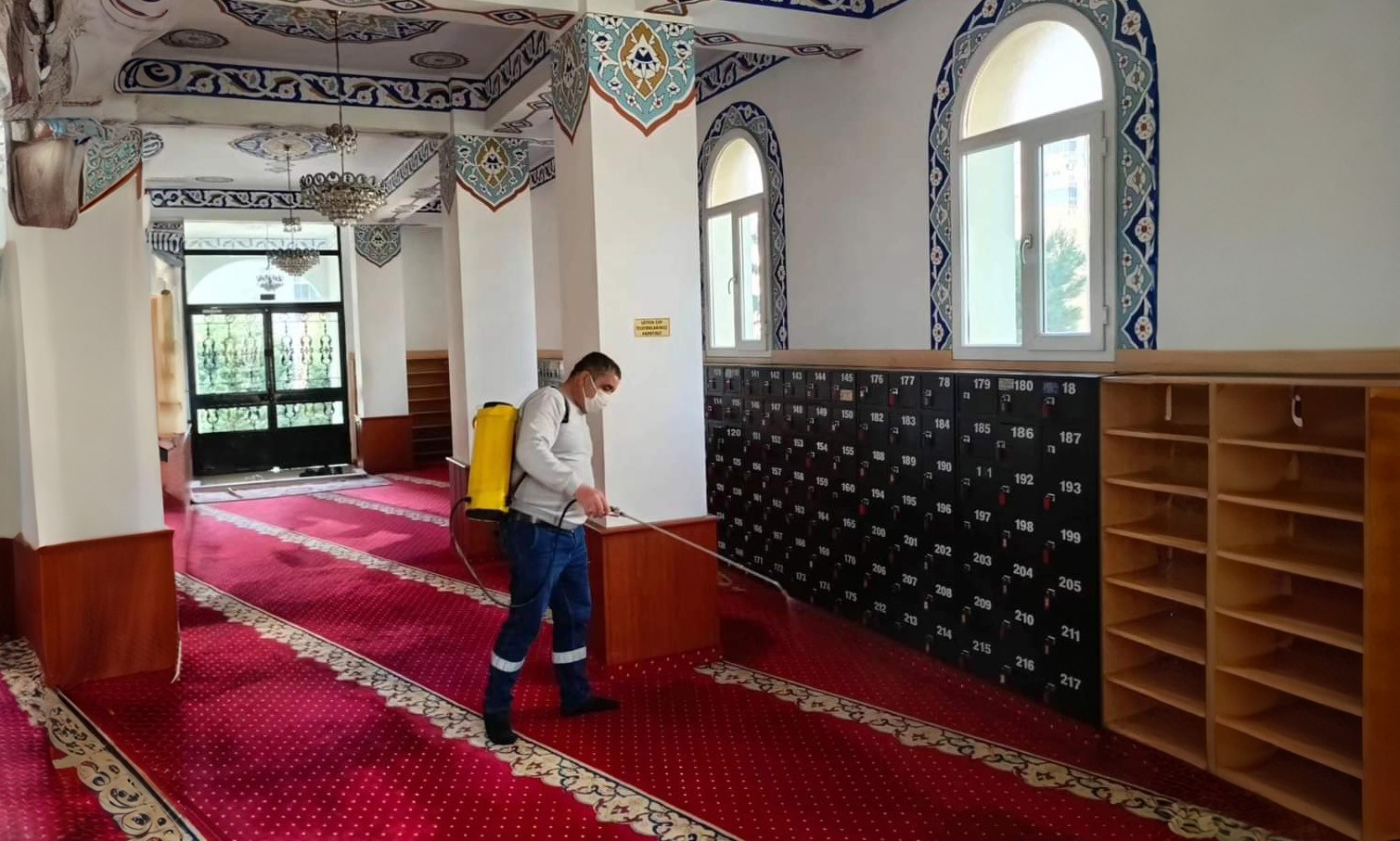 Bayraklı’da camiler bayrama hazır