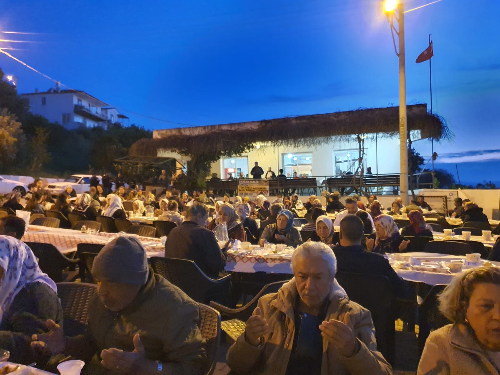 Karaburun'da imece ruhuyla kurulan iftar sofrasında mahalle dayanışması