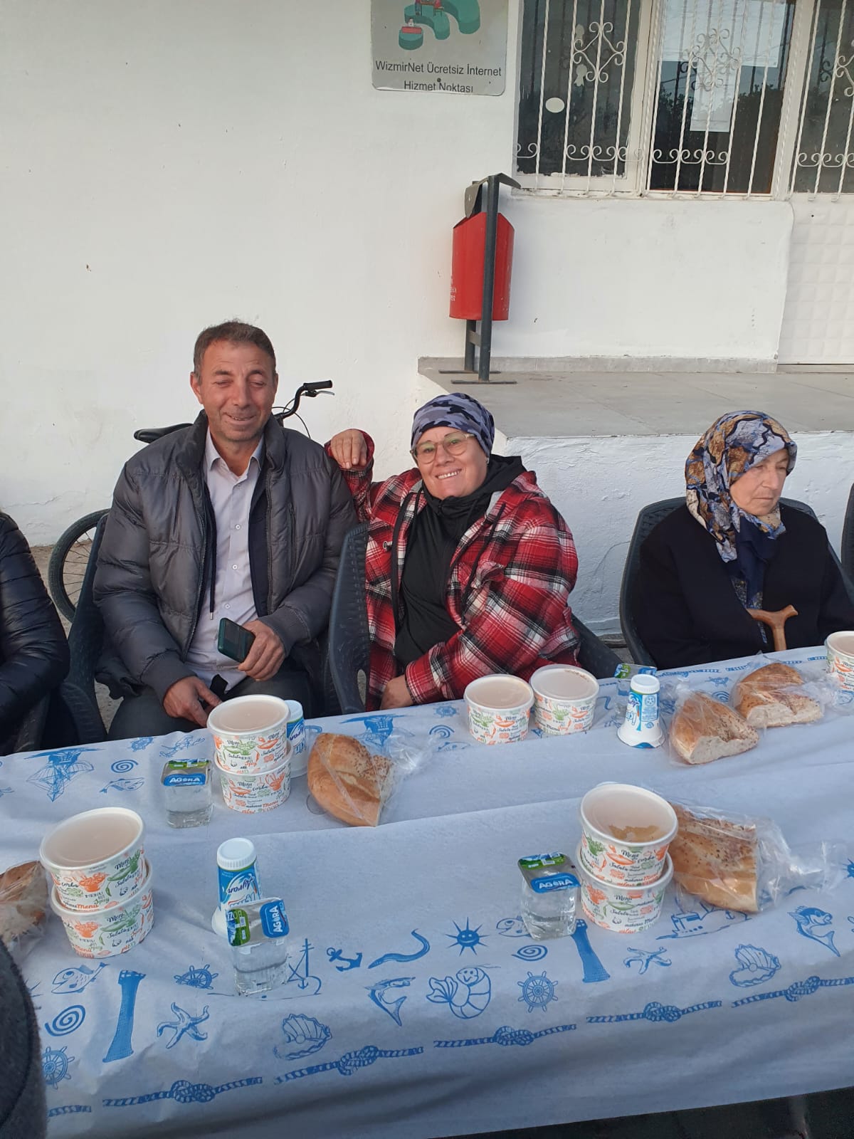 Karaburun'da imece ruhuyla kurulan iftar sofrasında mahalle dayanışması