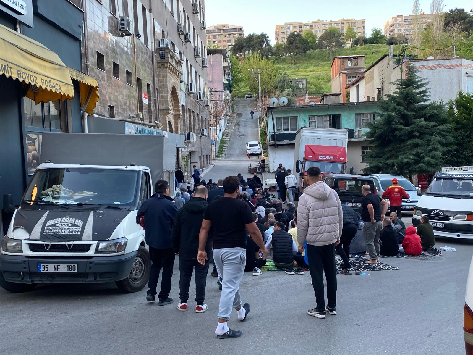 Bayram namazında camiler doldu taştı