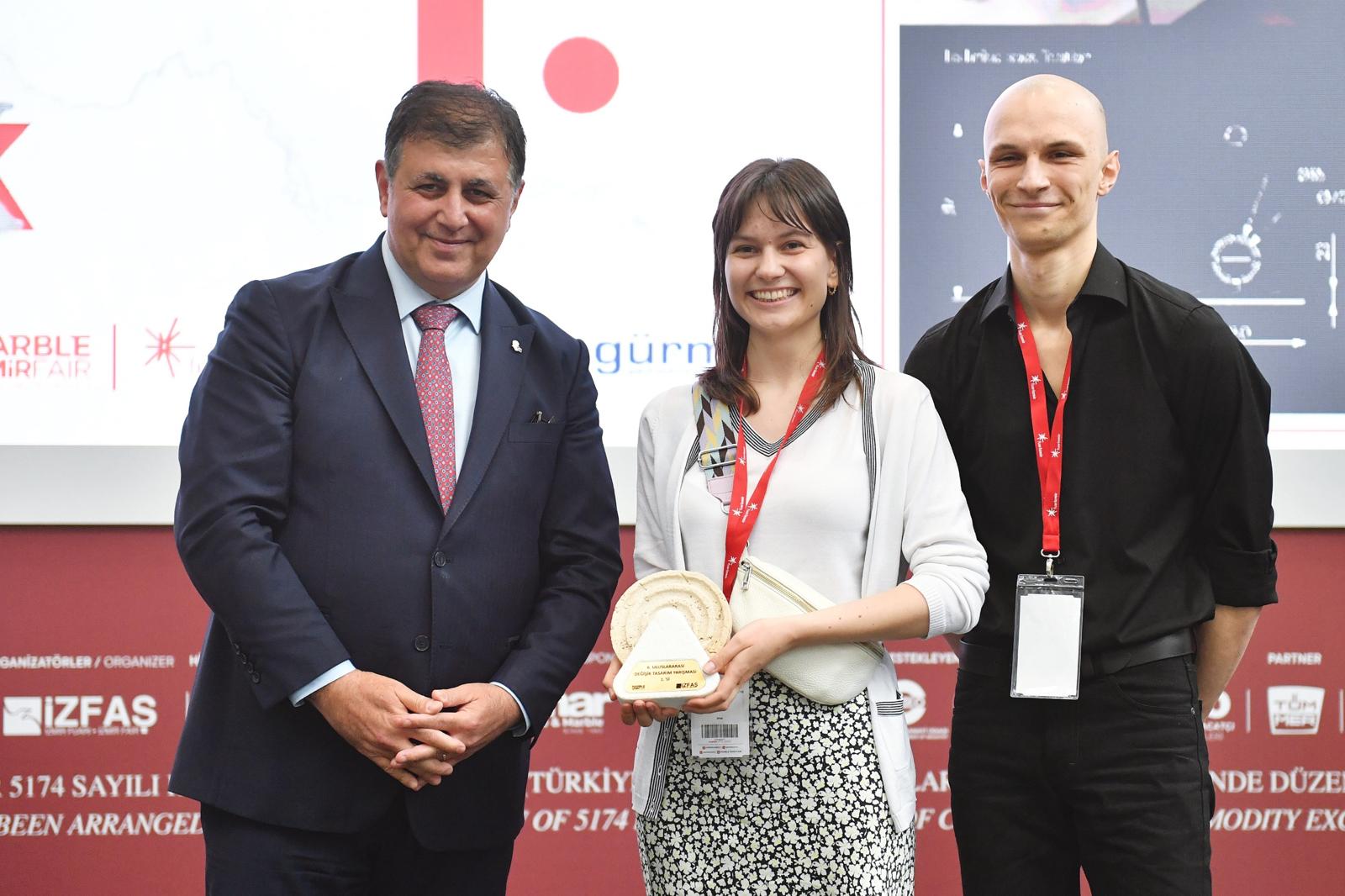 Genç tasarımcılara ödüllerini Başkan Cemil Tugay verdi