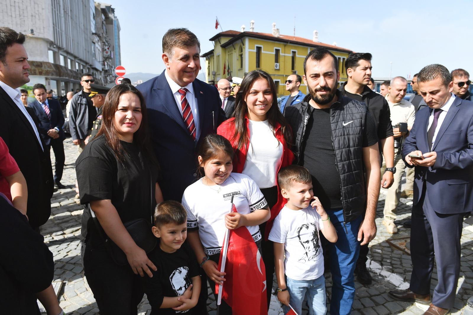 Cumhuriyet Meydanı çocukların gösterileriyle renklendi