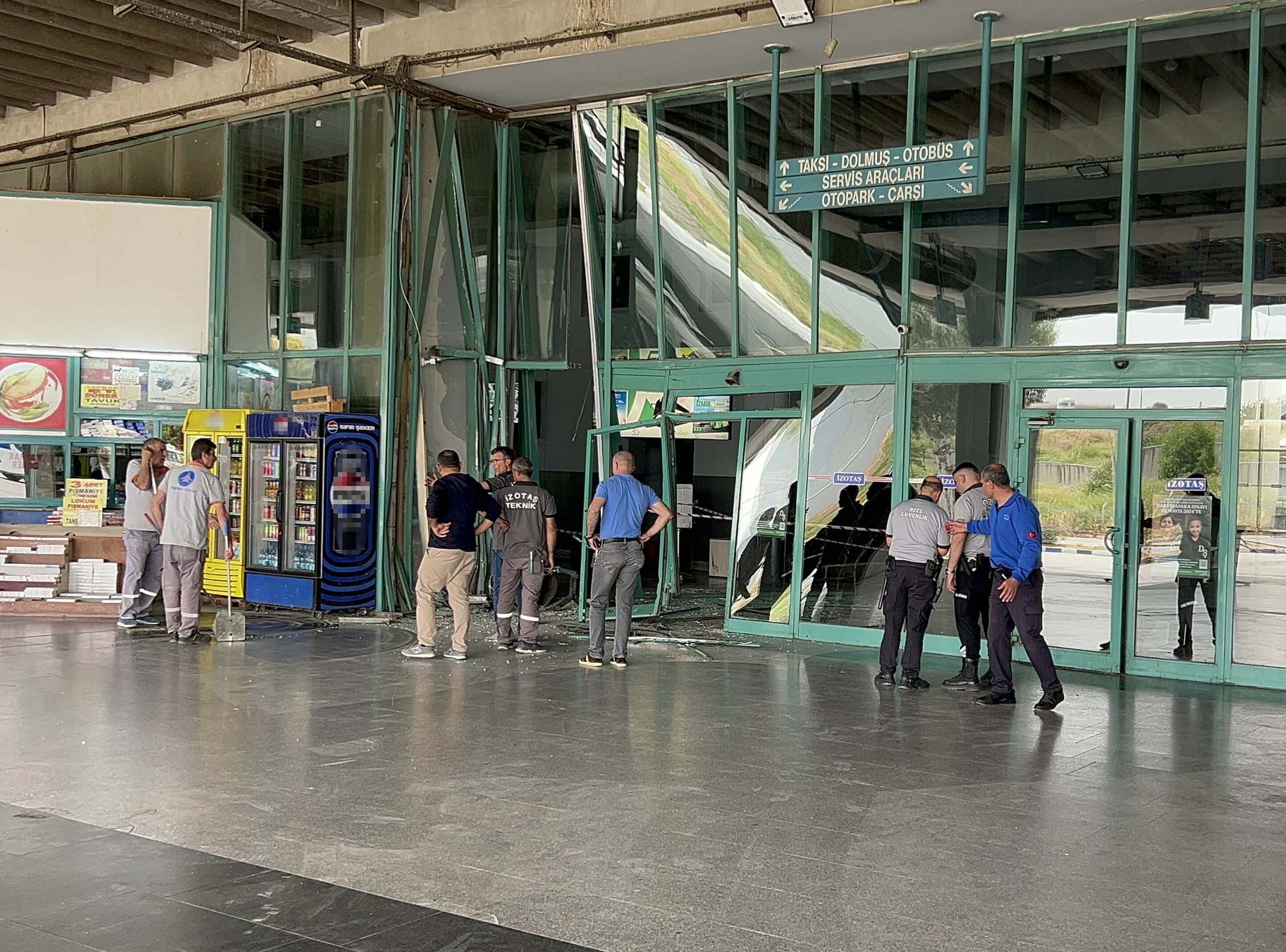 Otobüs, perona girerken yolcu bekleme alanına çarptı