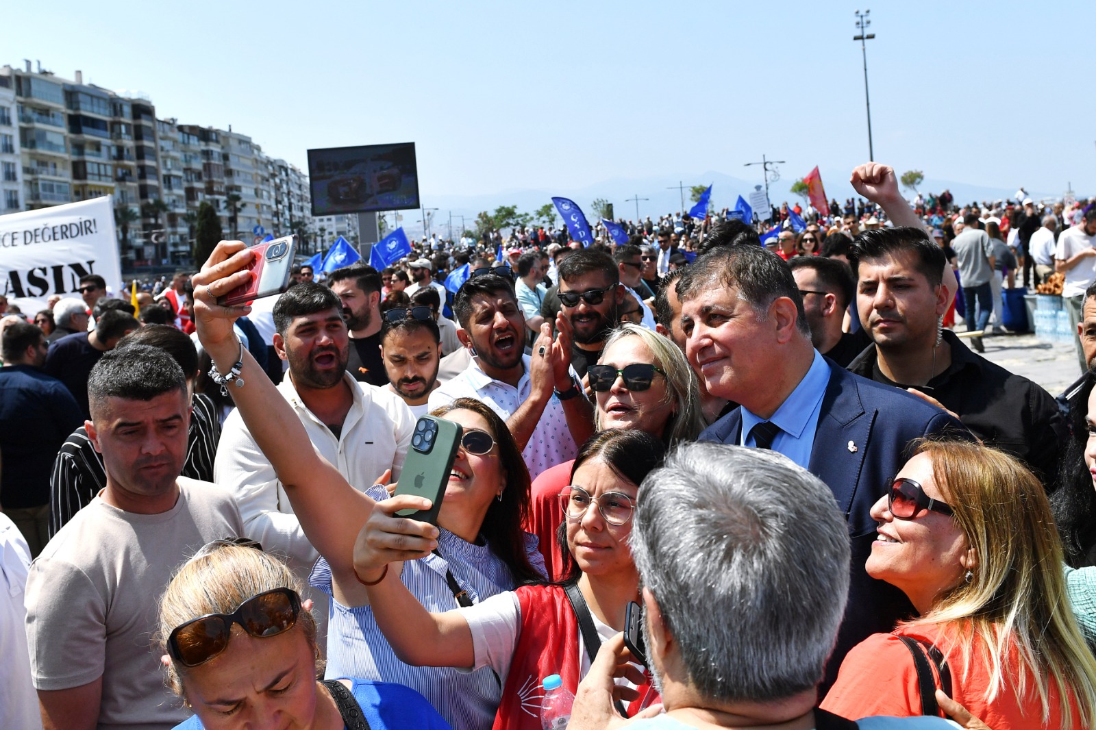 Başkan Tugay emekçilerin 1 Mayıs coşkusuna ortak oldu