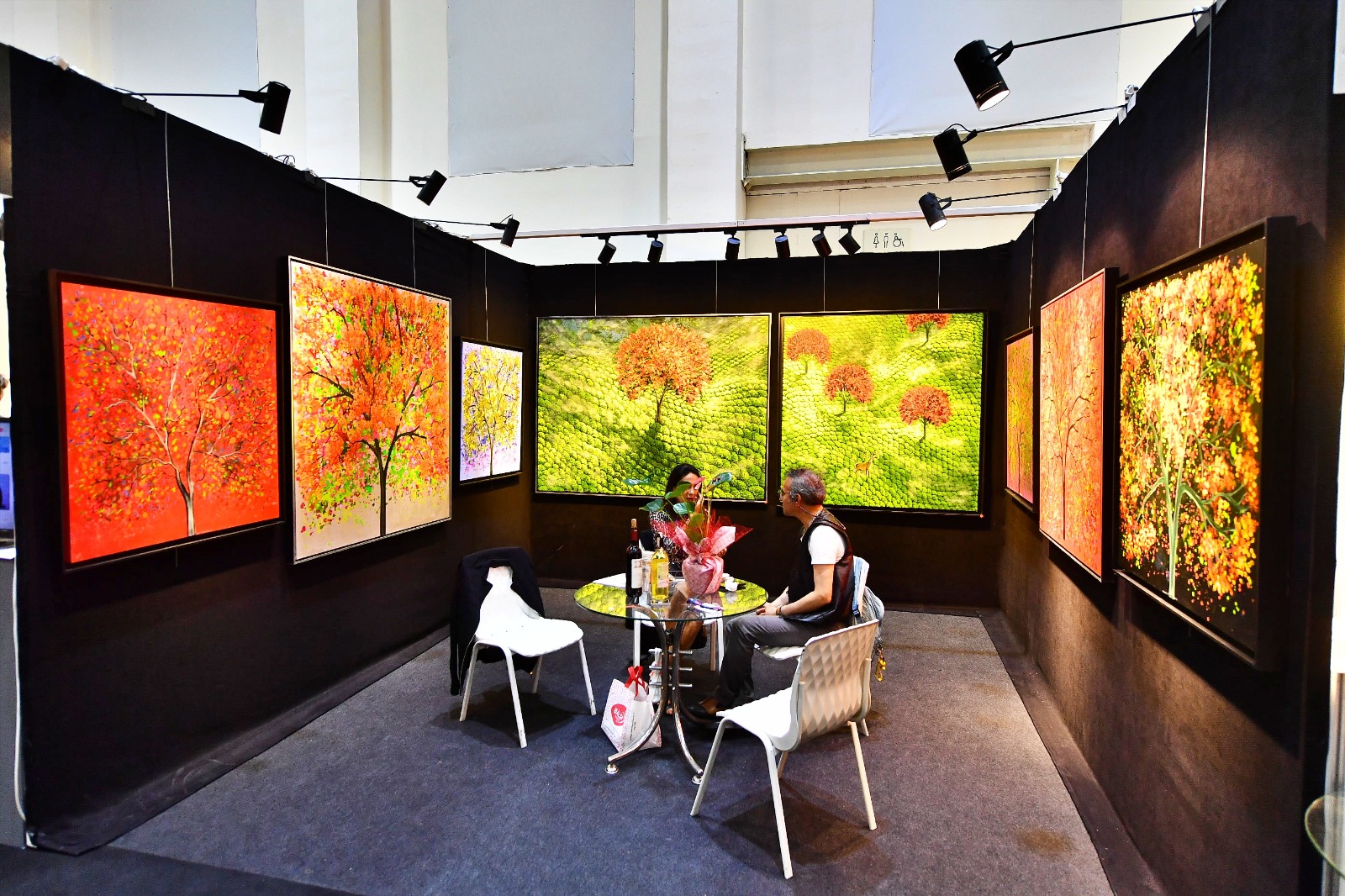 İzmir'de bu yıl ilk kez düzenlenen İzmir Sanat ve Antika Fuarı,büyük ilgi gördü.