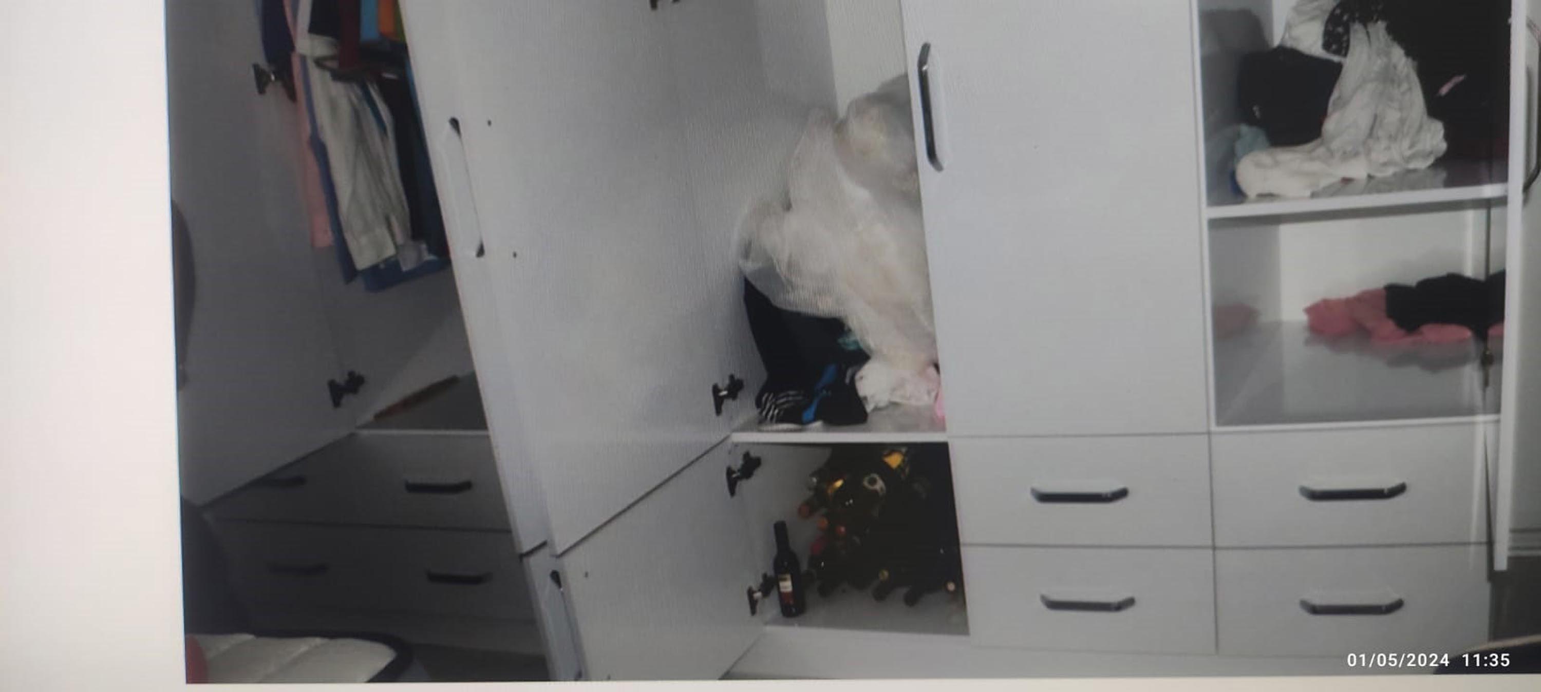 Villada alem yapıp, 35 yıllık içkileri çaldılar