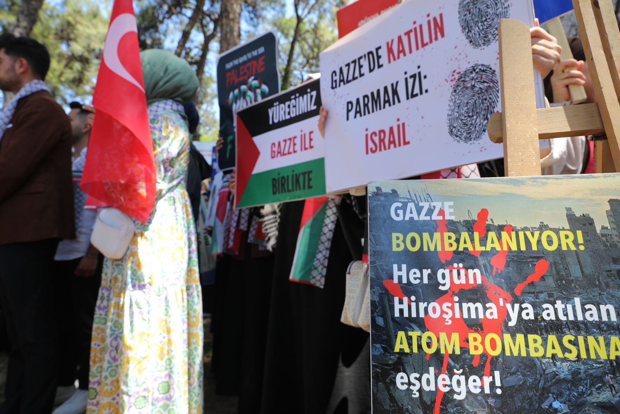 AK Parti İzmir Gençlik Kolları Üniversiteler Teşkilatı, DEÜ'de İsrail'in Gazze'ye yönelik saldırılarını protesto etti