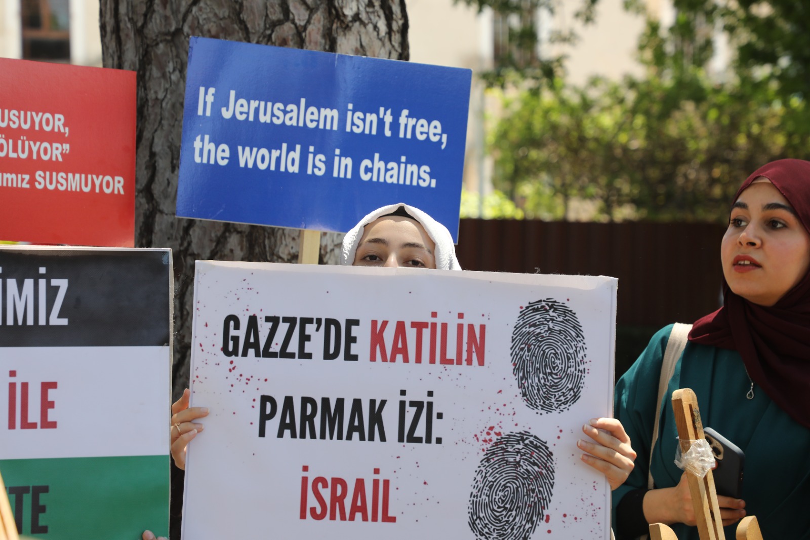 AK Parti İzmir Gençlik Kolları Üniversiteler Teşkilatı, DEÜ'de İsrail'in Gazze'ye yönelik saldırılarını protesto etti