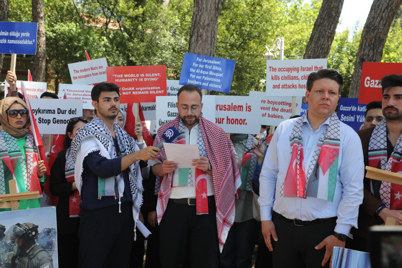 AK Parti İzmir Gençlik Kolları Üniversiteler Teşkilatı, DEÜ'de İsrail'in Gazze'ye yönelik saldırılarını protesto etti