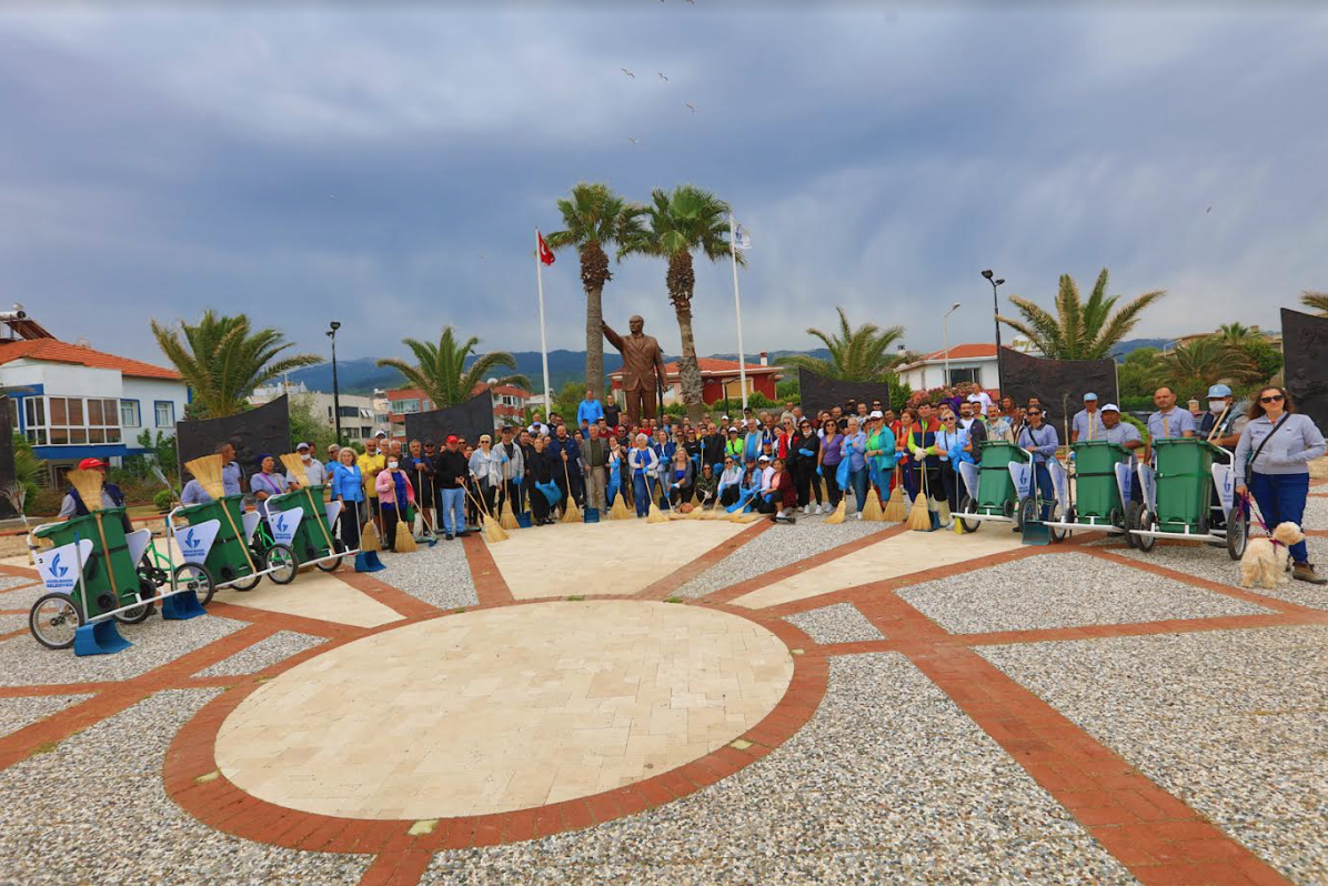 Güzelbahçe’de halk-belediye birlikte sokakları temizledi