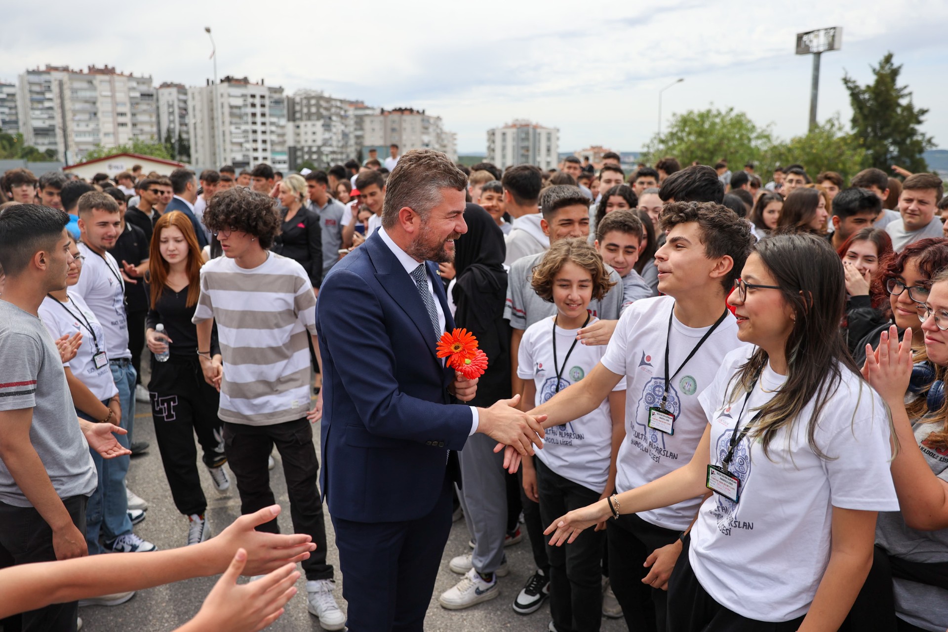 Mezun olduğu lisede Başkan Duman’a coşkulu karşılama