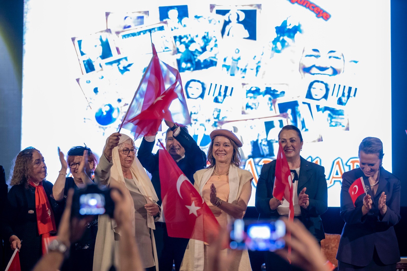 Başkan Mutlu öncü kadınların anıldığı gösteride sahne aldı