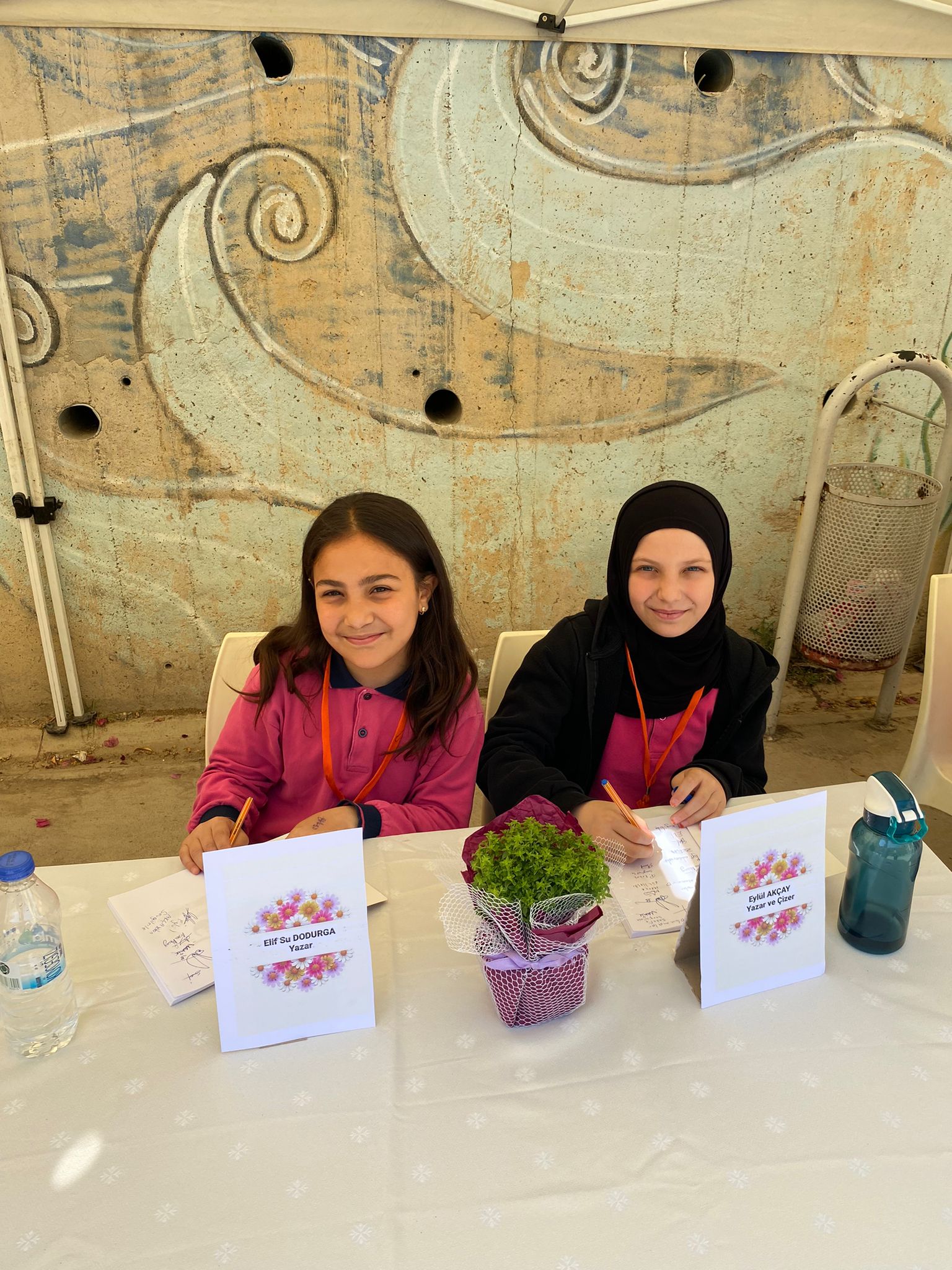 15 TEMMUZ ŞEHİTLERİ KIZ ANADOLU İMAM HATİP LİSESİ FEN VE SOSYAL BİLİMLER PROJE OKULU'NDA FESLEĞENLERDEN ÖYKÜLER KİTABININ İMZA GÜNÜ HEYECANI