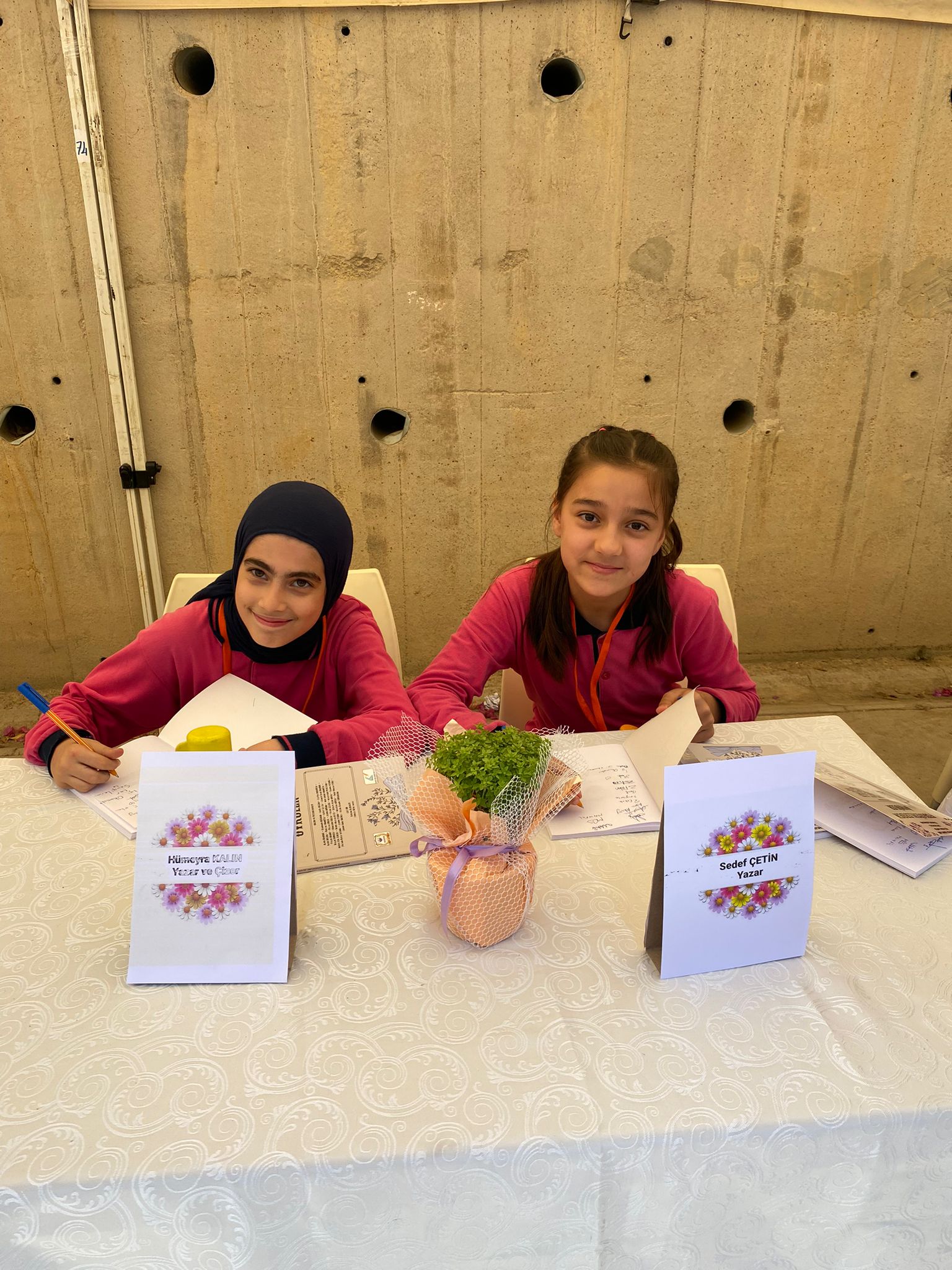 15 TEMMUZ ŞEHİTLERİ KIZ ANADOLU İMAM HATİP LİSESİ FEN VE SOSYAL BİLİMLER PROJE OKULU'NDA FESLEĞENLERDEN ÖYKÜLER KİTABININ İMZA GÜNÜ HEYECANI