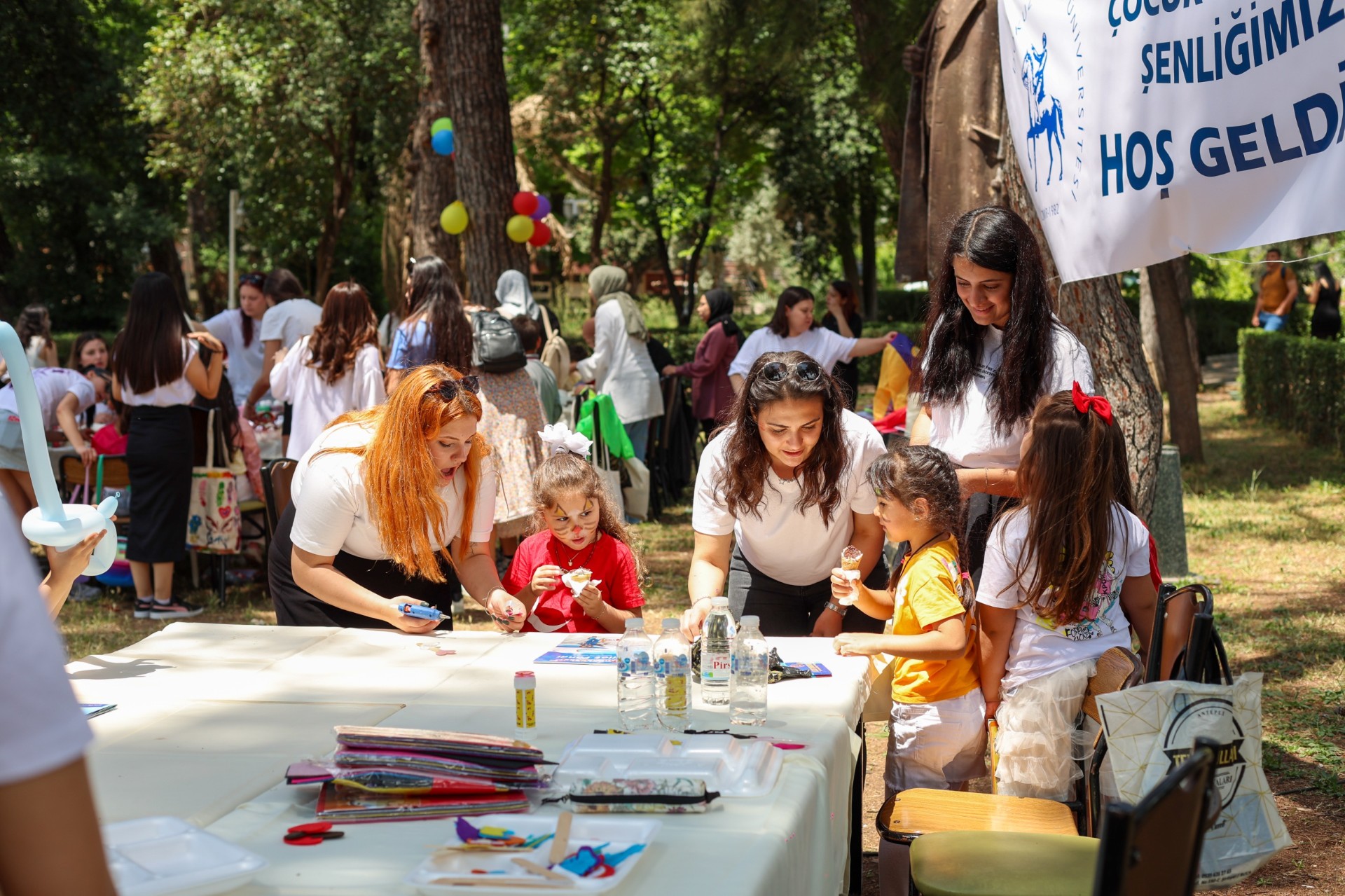 DEÜ'DE ÇOCUK OYUNLARI ŞENLİĞİ: KİTAPLAR KÖY OKULLARINA!