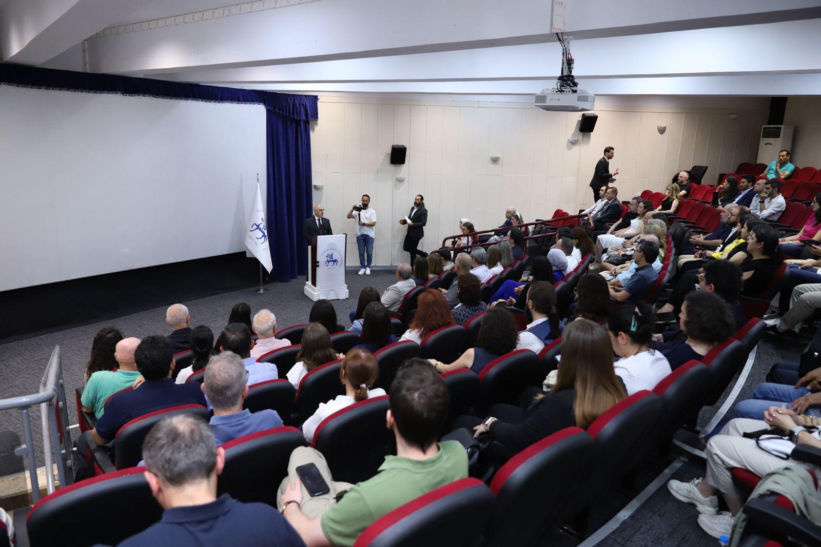 DEÜ'DE YARININ AKADEMİSYENLERİ İÇİN SERTİFİKA TÖRENİ YAPILDI