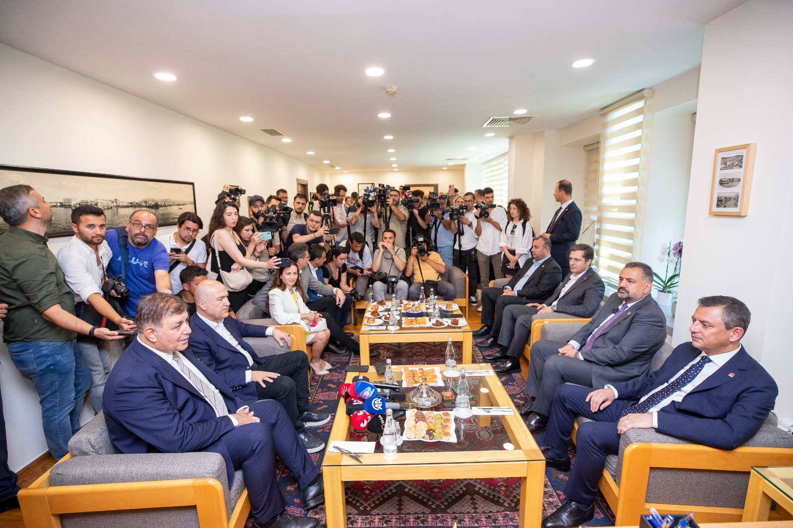 CHP Genel Başkanı Özgür Özel, Başkan Tugay’ı ziyaret etti